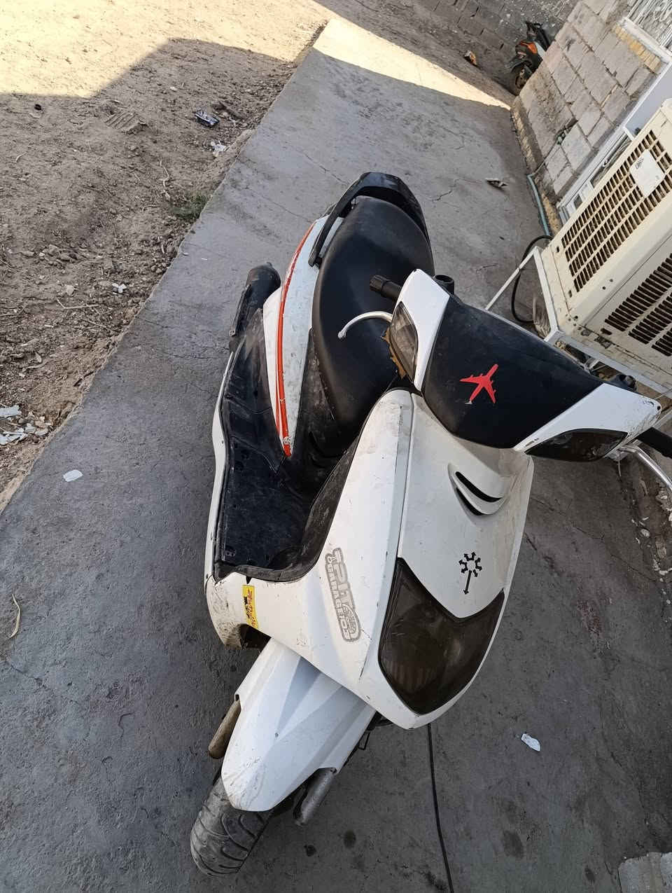 السلام عليكم
سكنس نثيه كابريتر 
كهربائياتها شغالات كلهن الدراجه دا امشي بيها البارحه و كطعت ولف ابيعها ع وضعها كوم حديد 
قبل لا تعطل مابيها شي لا ب الكرنك ولا البوش و البستم و الزنجيل يعني جيب ولفات و شدهن و شغل و اطلع بس اني ابيع كوم حديد افضل 
رايدها ب ٢٢٠ و بيها مجال للطيبين 
مكاني طريق الحاميه 
رقمي ***********
