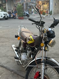 دراجة نارية بحالة جيدة مع تصميم كلاسيكي ومميز. مثالية للاستخدام داخل ا...