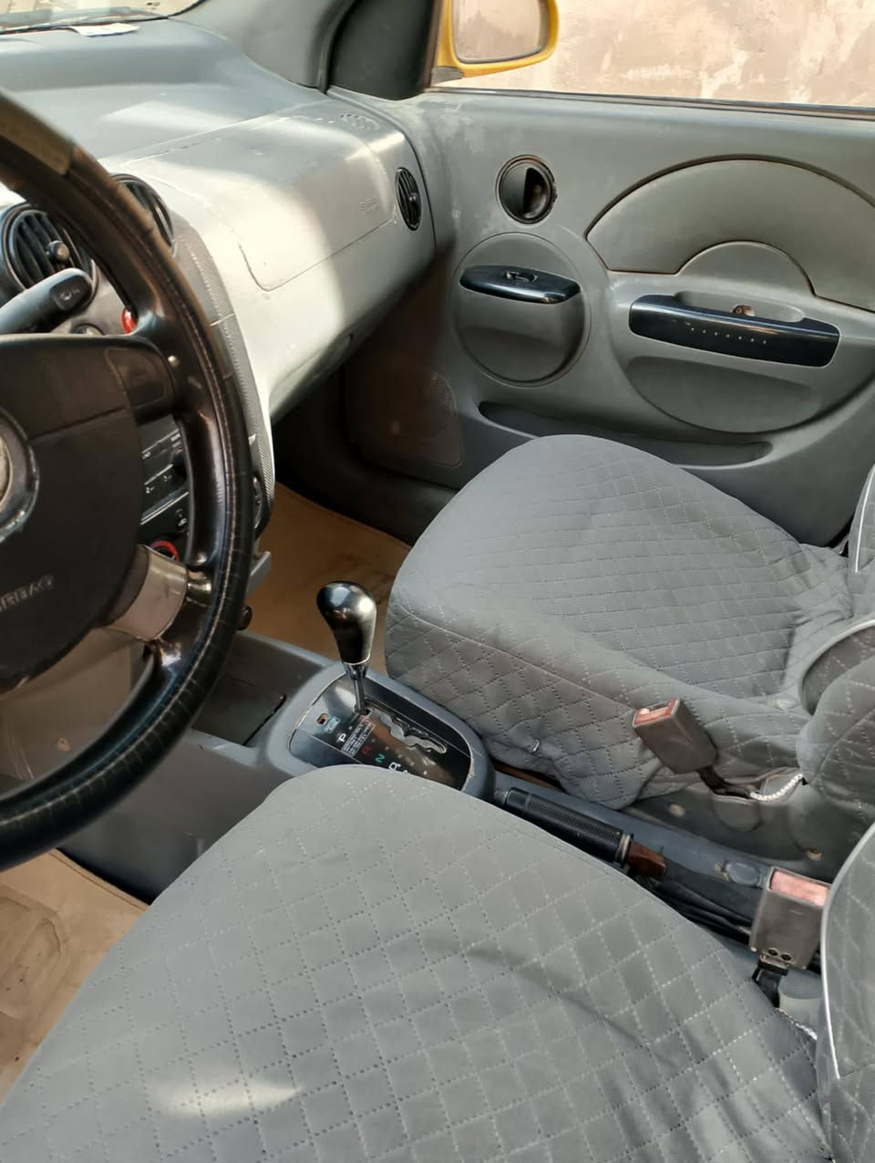 السلام عليكم ورحمة الله وبركاته
شوفرليت افيو 2004   
امريكي السياره خصوصي اصفر بلادي من الشركه 

گير محرك مكفولات 
تخم تاير جديد 
باتري جديد 
حداديه جديده 

نقصه تبريد فقط غاز 

مكان السياره بابل حله 

تحويل ثاني يوم ممطلوبه لا غرامات ولا شي بأسمي 

السعر 36 وبيه مجال ،

***********
