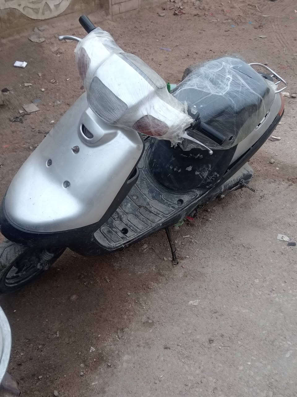 دراجة بطة أوراق شغالة ابيع كوم حديد ١٥٠ وبيها مجال قليل
***********
