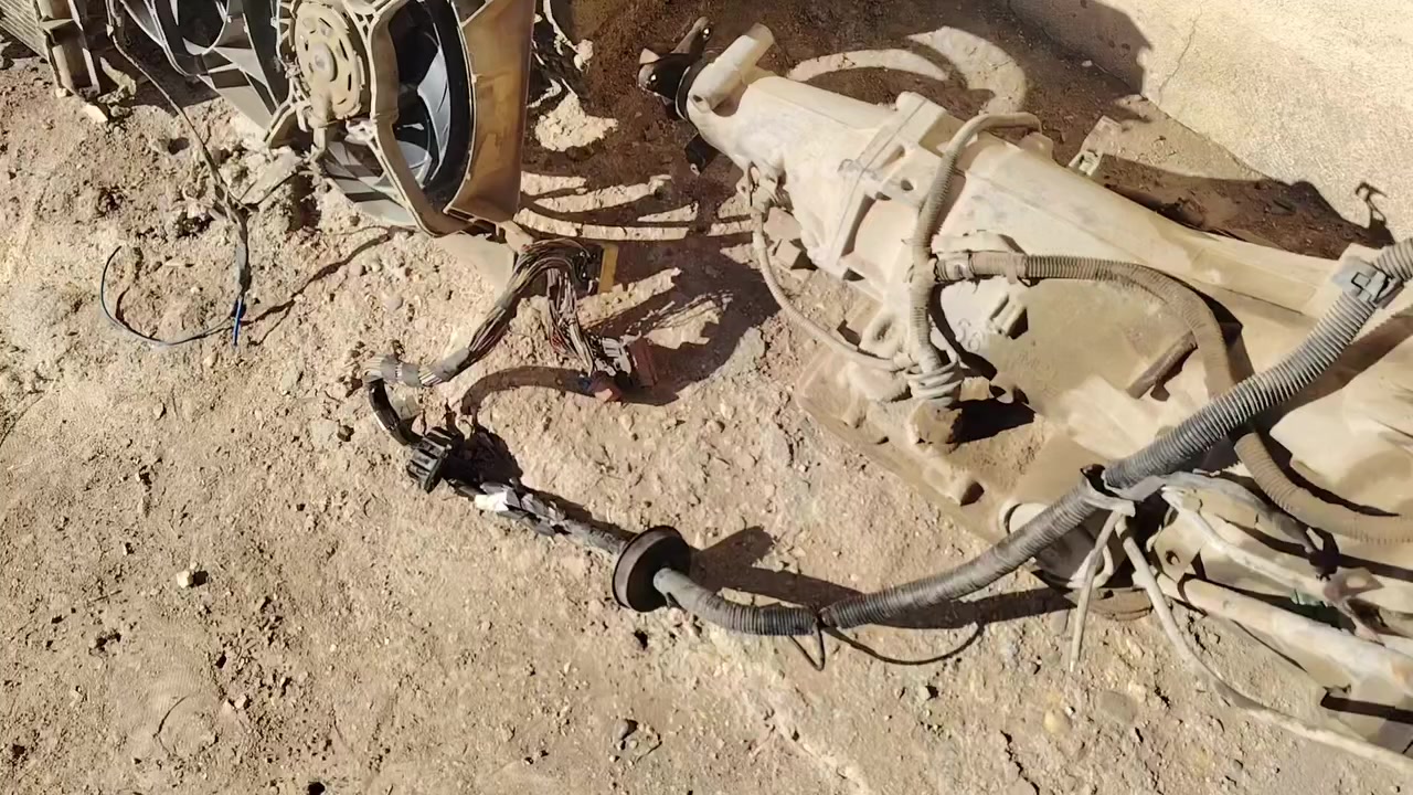 غراض لومينا 2004 محرك 3800 مكينه وكير وضفيرة وعقل وراديتر ومراوح شغالات كلهن وعلفحص الي يحتاج شي يتصل عليه وماقصر وياه ***********
