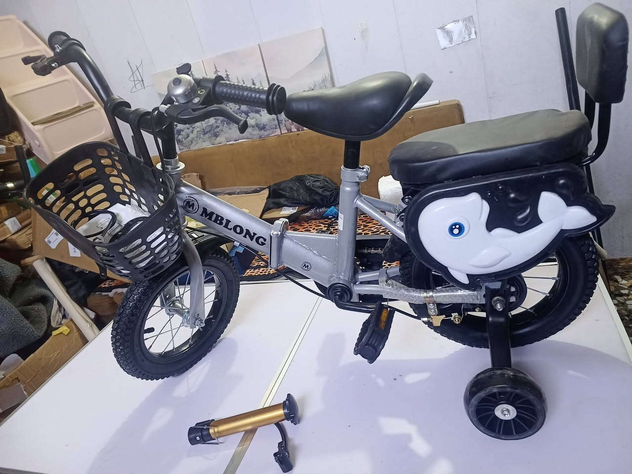 امزون بايسكل امزون دراجة أطفال من العلامة التجارية MBLONG، وهي مصممة لتكون قابلة للطي وسهلة النقل. 
المميزات: تحتوي على عجلات تدريب مضيئة يمكن إزالتها، سلة أمامية، ومقعد قابل لتعديل الارتفاع. 
الأمان: مزودة بإطارات مضادة للانزلاق وفرامل مزدوجة آمنة. 
التصميم: مصنوعة من إطار فولاذي متين وتأتي مع مسند ظهر ومقعد خلفي. 
الاستخدام: مناسبة للأطفال الصغار لتعلم التوازن والثقة أثناء القيادة. 
14انج
خلي سعر وبلعافيه


**إذا كنت صاحب هذا الإعلان وتريد حذفه لأي سبب، رجاءا أرسل رسالة إلى الدعم الفني**