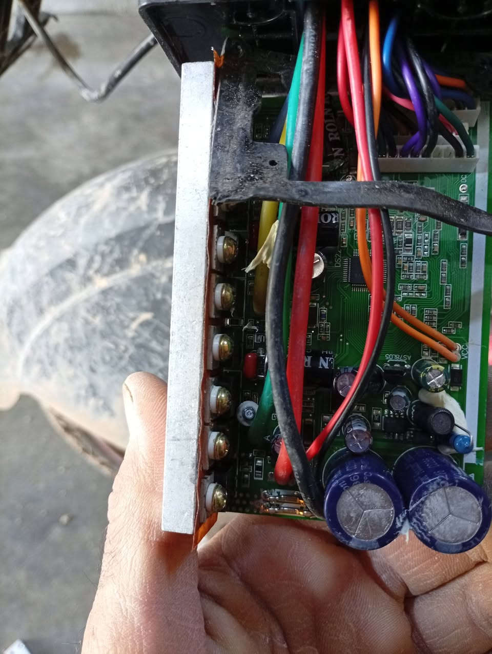 السلام عليكم ورحمه الله وبركاته
منشور للفائده

العلامات التي تظهر الاعطال في دراجه الشحن 

ظهور علامه أو حرف M 

هناك ثلاث احتمالات لا اكثر 

  هناك قطع في ألاسلاك الموصله لحساس الملف 

أو تلف حساس الملف ويجب تبديله

عطل أحد الموسفتات التي تقوم بتحويل التيار من DC مستمر

الى AC متناوب

 وهي المسؤوله عن تغذيه الملف بالتيار الكهربائي المتناوب 

وفي عطل أحد الموسفتات لا يشترط تبديل العقل بل يمكن تصليحه كما موضح في الفيديو 

ظهور علامه سكليتر او الدواسه

تعني أن هناك قطع في ألاسلاك التي تقوم بتوصيل الكهرباء إلى السكليتر 

تلف السكليتر ويجب تبديله 

تبادل الأقطاب 

ظهور علامه ecu تعني عطل في الكنترول أو وحده التحكم في عقل الدراجه وفي هذه الحاله يجب تبديل العقل 

هذه أبرز وأكثر الاعطال الموجوده في دراجات الشحن 

كذلك عطل مهم وشائع في نوعيه محدده من الدراجات شاشه دراجات R11

و شاشه دراجات R7

 وهي أن الشاشه تقف ولا تعمل فقط يعمل صوت البلوتوث 

ولا تظهر فيها أي علامات ولا مؤشر السرعه أو التبديلات أو عداد الشحن 

فيضن صاحب الدراجه أن الشاشه لم تعد تصلح و مباشره يقوم بتبديلها بسعر عالي بينما هي لا تعمل فقط بسبب الشحنات الزائده التي تكون داخل المكثفات فتتحول المكثفات من مستهلك للكهرباء إلى منتج وبهذا لا يدخلها التيار بسبب الشحنات الموجوده وبهذه الحاله يجب تفريغ الشحنات بالخطوات التاليه

قطع الكهرباء عن الشاشه برفع أحد الأقطاب من البطاريات 

والقيام بتفريغ الشحنات بواسطه سلك وتوصيل القطب الموجب للمكثف بالقطب السالب لعده مرات وبهذا تتم عمليه التفريغ وإذا لم تعمل الشاشه يجب اعاده نفس العمليه لعدة مرات

زورونا في موقعنا 

قضاء الحويجه .ناحية العباسي  .سايدين الصناعه الجديد 

بالقرب من قاعه العباسي لكمال الاجسام ومقابل اسواق السلمان 

للاستفسار الاتصال على الرقم

***********

والخاص مفتوح
