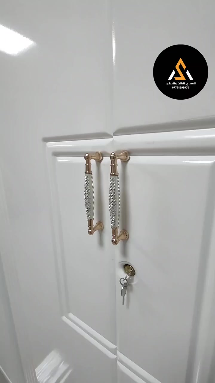 بضمان 10سنوات واكتر معمل(المصري للاثاث والديكور) 🇪🇬 
تدورون معمل يعتمد عليه لشغل المجمعات السكنية🤔 
إحنا نوفّر شغل نجارة أثاث متكامل وبجودة عالية تناسب الشقق والفلل والمجمعات السكنية بكل أنحاء العراق🇮🇶
#شغلنا
1️⃣ غرف نوم مودرن وكلاسيك تفصال 
2️⃣ ديكورات داخليه عالميه تناسب زوقك 
3️⃣ أبواب وشغل خشب داخلي متين
4️⃣ التزام بالوقت وشغل يبيض الوجه
نشتغل بخامات درجة أولى وتشطيب مرتب وضمان الشغل (10سنوات) واكتر👌 💯 وأسعارنا تناسب أصحاب المشاريع الكبيرة والصغيرة والمستثمرين 💥 
من أول القياس لحد التركيب… الشغل علينا خامات درجة أولى وكادر العمل مصري 🇪🇬 💯 
تواصل ويانا وخلي الجودة تحچي عن نفسها
#يوجد_لدينا
توصيل لجميع مناطق ومحافظات العراق 🇮🇶
للحجز والاستفسار ***********
