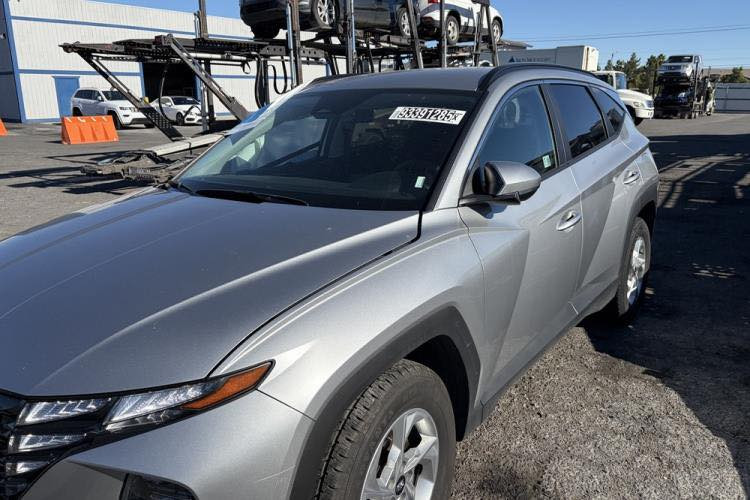 🚗 للبيع: توسان موديل 2024

- النوع: هيونداي توسان  
- الموديل: 2024  
- المواصفات: ايرباك + تبريد (بردة)  
- الحالة: ( جيد)  
- اللون: (سلفر)  
- الممشى: (60 الف)  
- المواصفات الإضافية: (شاشة، كاميرا، حساسات، فتحة سقف… إذا موجود)

💰 السعر: (13500) واصل حرة السيارة حاليا في الحرة

📍 الموقع: (السيارة في الحرة الاردن

📞 للتواصل: مكتب القمة
رقم الهاتف: (*********** محمد )
او ***********
او تواصل مكتب مزاد القمه 
🔹 السيارة بحالة ممتازة وجاهزة للفحص
🔹 واصل للعراق حرة 17000
او شهداء 150$
