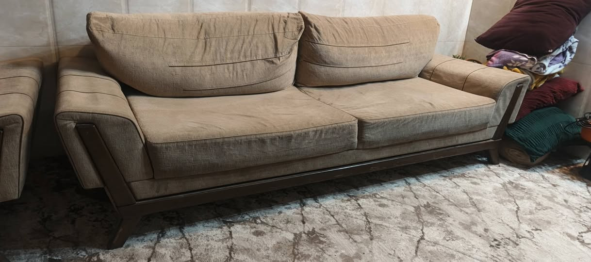 قنفات  عدد ٢ تركي 
ام ٤ مقاعد لون بيجي نظافه ١\١  
الاستفسار على الواتس اب ***********
