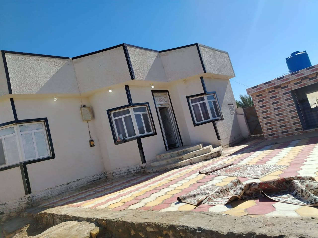 إعلان.....
بيتين للبيع مع مضيف قرب سيد تكليف على الشارع 
بيت جديد كونكريت مسلح مساحة 200متر
أربع غرف
بيت قديم غرفتين 
مضيف 18 متر مع مساحة ونخل
المساحة الكلية دونم اله
***********
