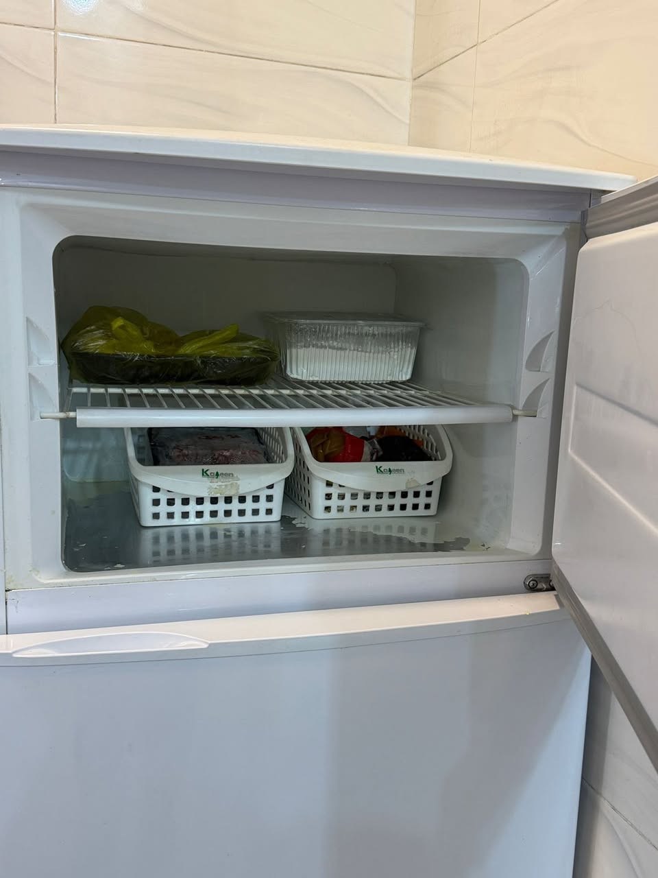 ثلاجة نضيفه خدش مابيها أخت الجديدة شغالة كل شي مابيها سعرها 250 وبيها مجال للتواصل ***********
