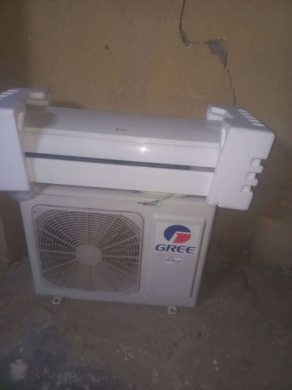 سلام عليكم سبلت البيع طن وثلث انفيرتر شغال نضيف بي مشكله بصيطه يطلع بي هاذه الحرف E6 شويه ويرجع طبيعي ***********
سعر 175 بي مجال
