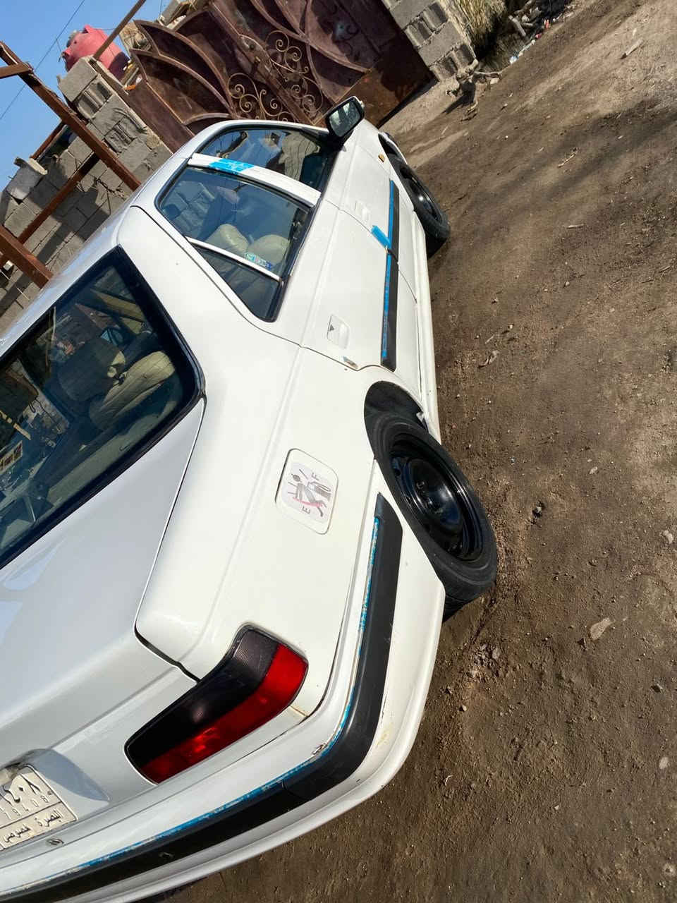 السلام عليكم بيجو بارص للبيع فقط للبيع فقط بدون مراوس السياره حلوه ونضيفة مكينه كير حداديه تبريد ثلج تخم تاير جاهزه السياره وما شالله السياره حلوه وراعيهة يريد تحويل 
ملاحظه السياره غير مكفوله بيهة تبديل وضربه واماكن مرشوشه 
مديل2018 
السعر 50وبيهة مجال قليل  
العنوان البصره دور الظباط 
رقم الهاتف ***********
