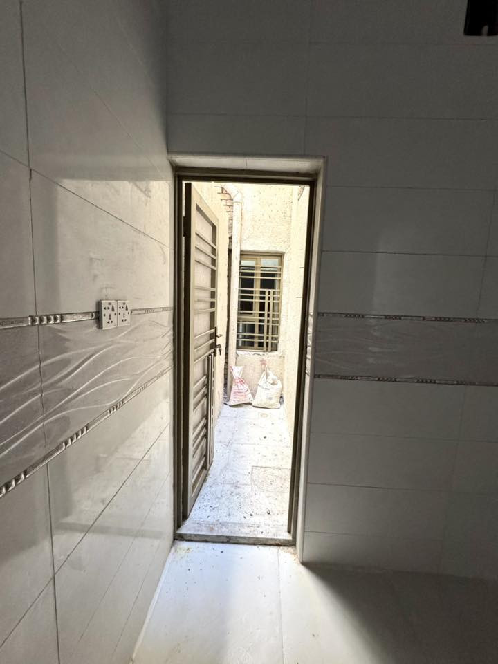 بيت للبيع مساحته ١٠٠ متر طابقين كله طابوق جديد ممسكون 
مكانه القبله حي القائم  قريب من الاربع شوارع خلف كرزات الشمال 
-تفاصيل البيت  
٣ غرف نوم ( وحده منهم سويت ) 
صاله ومطبخ والمنور يصلح مطبخ حار بس يتسقف وخدمات داخليه وخارجيه 
 والسطح كاشي 
اني مو دلاله ولا مندوبه (((((البيت بيتي)))) 
للتواصل هذا الرقم او خاص  
***********
