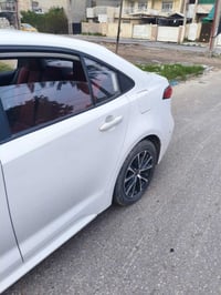كورلا هايبرد 24 ليفين   كشن كهرباء و داخل احمر و فتحه   السيارة بيها ب...