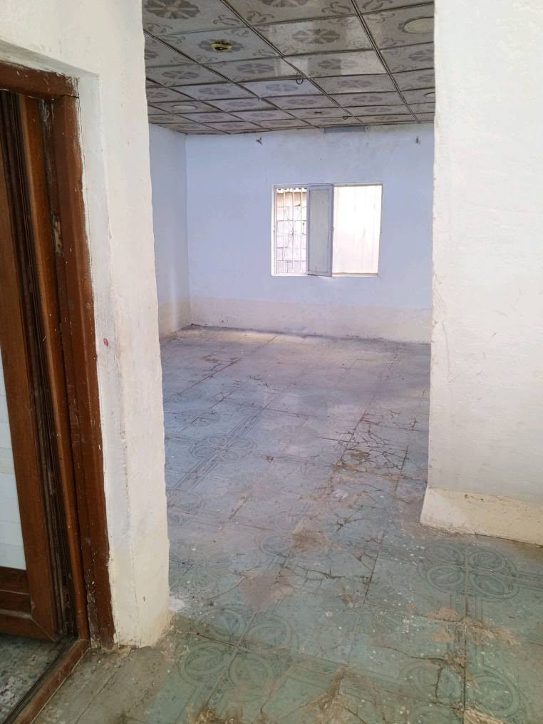 يوجد دار للبيع مساحه 150م يحتوي على غرفتين نوم وصاله واستقبال ومطبخ وصحيات وكراج  سياره مناور 2
في حي المصطفى شارع المطحنه مقابيل معمل الحرير بناء بلوك وسقف عكاده الارضيه سيراميك السعر( 40 )وقابل للتفاوض 
ملاحظه.. ينزل من سعره شغل سيراميك البيت كامل الارضيه وجدران المطبخ والصحيات والطرمه 
الاستفسار الاتصال على الرقم 
***********
