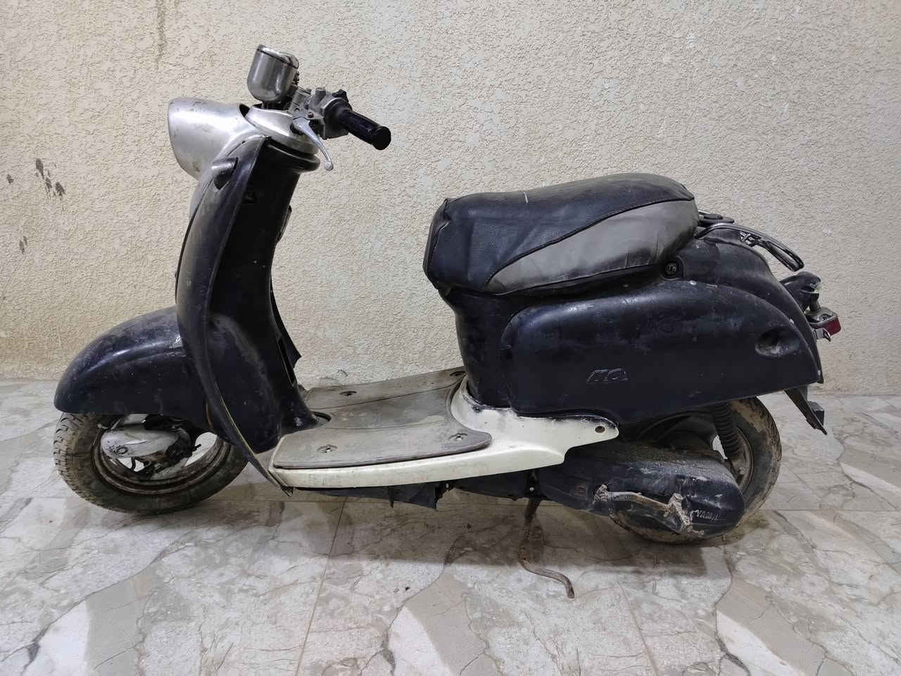 دراجه عبد الحليم مجفته الدراجه هندر بس ناريتها ضعيفه لو من كتف الشحن لو من العقل كفراتها كامله سويجها موجود السعر ب 150 وبيها مجال للطيبين مكاني الجمعيات رقم التلفون ***********
