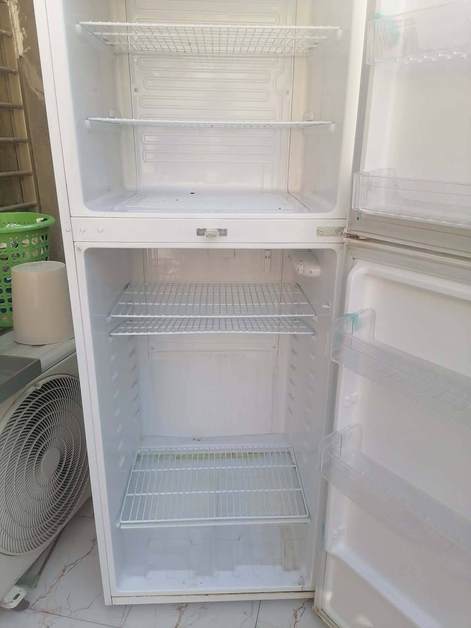 ثلاجه للبيع 
نظيفه كلش اخت الجديده
الحجم الكبير ارتفاعها مترين
ع شرط تجميدها
مكانها المجد
***********
