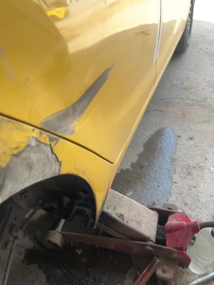 سلام عليكم 
سياره فورتي موديل 2015 وارد امريكي الحادث جاملوخ من امريكا بدون  جواصي الحادث الثاني بيدي صار شويه من الجاملوخ الخلفي وقطعه صغيره من الباب الخلفي واضح بالفيديو سياره جديده تعمير جديد كير مكينه جديد منظوم مال تبريد كله جديد داخله نظيف مدوشم الكشنات والارضيه سياره اي شي مابيها فقط ملاحظات بسيطه كلش رقم بغداد *********** السعر 115 وبيها مجال للامانه قبل اربع اشهر صبغتها صبغ جديد بعدني ممبلوشها ولا صاقلها
