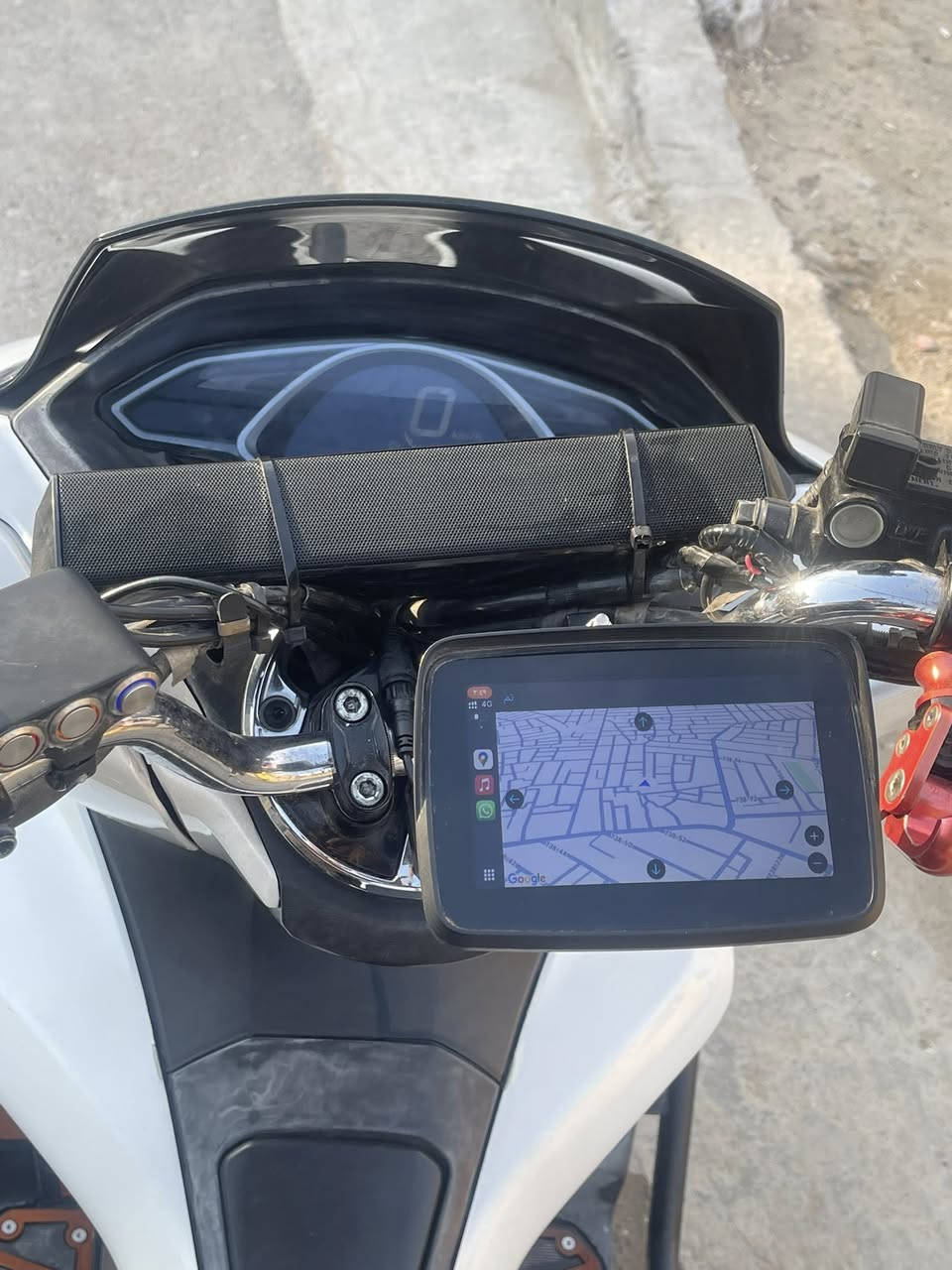 بيها تبخير Pcx جيل الثالث
ياباني 
بيها ورقة منفيست دخول كلشي بيها كامل
حساس ازدحام 
تدفئه 
استان كهرباء
مزودة :
- كامره اماميه وخلفية 
-  لايتات 
- سستم صوت 
- شاشه تدعم car play
- درع 
دراجه كلشي مابيها عدا التبخير  وسبب اهمال من يمي دراجة ماخذها ع ايدي 
ماشيه 32 الف 
تجي تاخذها من بيتنا اني ماخذها بسعر 22 ورقه الله شاهد عليه 
الي ينطينا بيها سعر معقول وميظلمها كل الهلا بي 
***********  رقمي للتواصل 
مكاني بغداد البلديات
