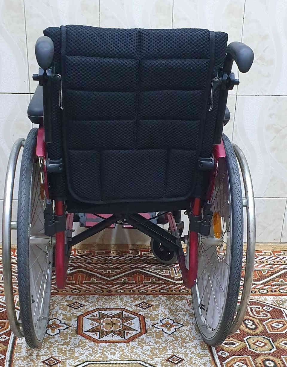 سلام عليكم كرسي للبيع قياس المقعد ٣٨ للستفسار *********** بغداد الرحمانية قرب شارع حيفا
