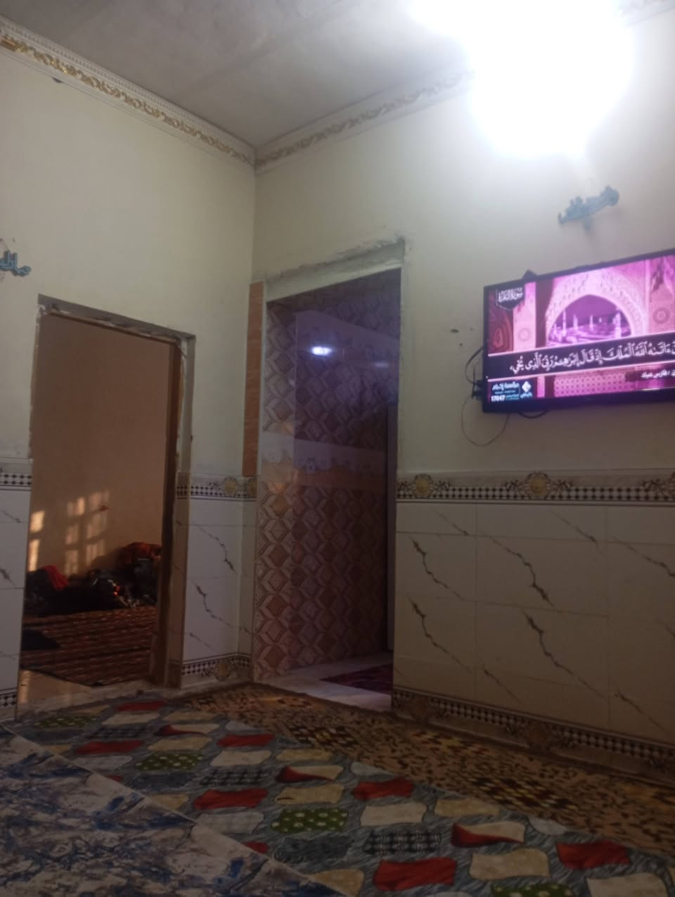 السلام عليكم.بيت للبيع .قرب بيوت أل عزوز.بناء طابوق .المساحه 250 متر عكاده.السعر خاص .***********
