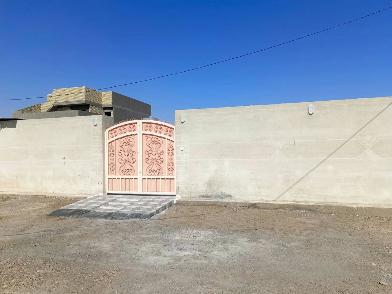 قطعه ارض للبيع بها بناء حديقه مساحه 360 متر موقع حي الازدهار***********
