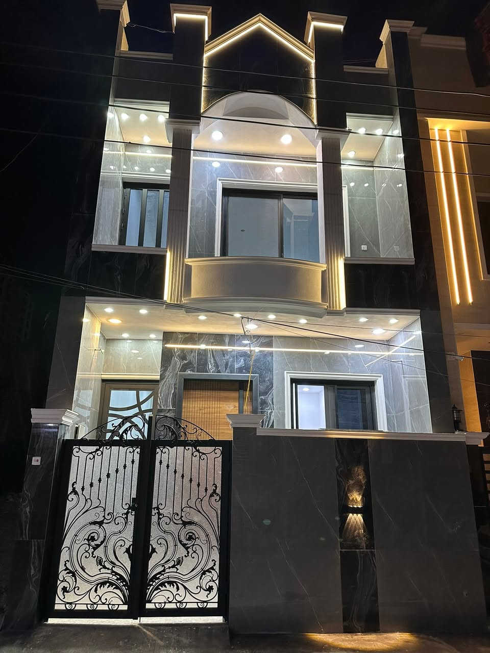 🏡 دار 100 متر حديثة (صفر) للبيع - بناء ٢٠٢٦ درجة اولى 🏡

طابو ملك صرف 

المساحة 100 متر واجهة 5 والنزال 20 
3 غرف نوم كبيرة

 حالة الدار: صفر (جديدة كلياً وغير مسكونة نهائياً).

خريطة الدار جدا مرتبة وخدمية

الموقع: بغداد الكرخ - حي الجهاد قرب مجمع النسيم

منطقة حديثة وهادئة 

📌 المواصفات :
♦️باب مدخل الاستقبال : قاصة تركي ثقيل 
♦️باب المدخل الثاني : المنيوم ثقيل G60 دبل جام CNC
♦️الشبابيك : المنيوم تركي الوجه سلايد 
♦️الارضية :مرمر تركي وبايات الدرج مرمر تركي 
♦️الابواب الداخلية : تركي MDF
♦️الصحيات : مغسلة وغربي تعليك 
♦️منظومات كاميرات
♦️تأسيس الكهرباء: الفنار السعودي 
♦️تاسيس الصحيات: الامل الشريف 
♦️الواجهة: الواح بورسلاين 

 🏡الطابق الارضي:
مدخلين منفصلين 
استقبال
صالة
صحيات 
غرفة نوم كبيرة

🏡الطابق الاول :
غرف نوم كبيرة عدد 2
حولي كبيرة 
مكان غسالة 

🏡الطابق الثاني:
بيتونة كبيرة 
مكان غسالة
سطح عدد 2

📞 للاستفسار:
الاتصل على الرقم: ***********

#دار_بيت_للبيع_100متر_بيوت_عقار_عقارات_بغداد_العراق_منزل_طابو
