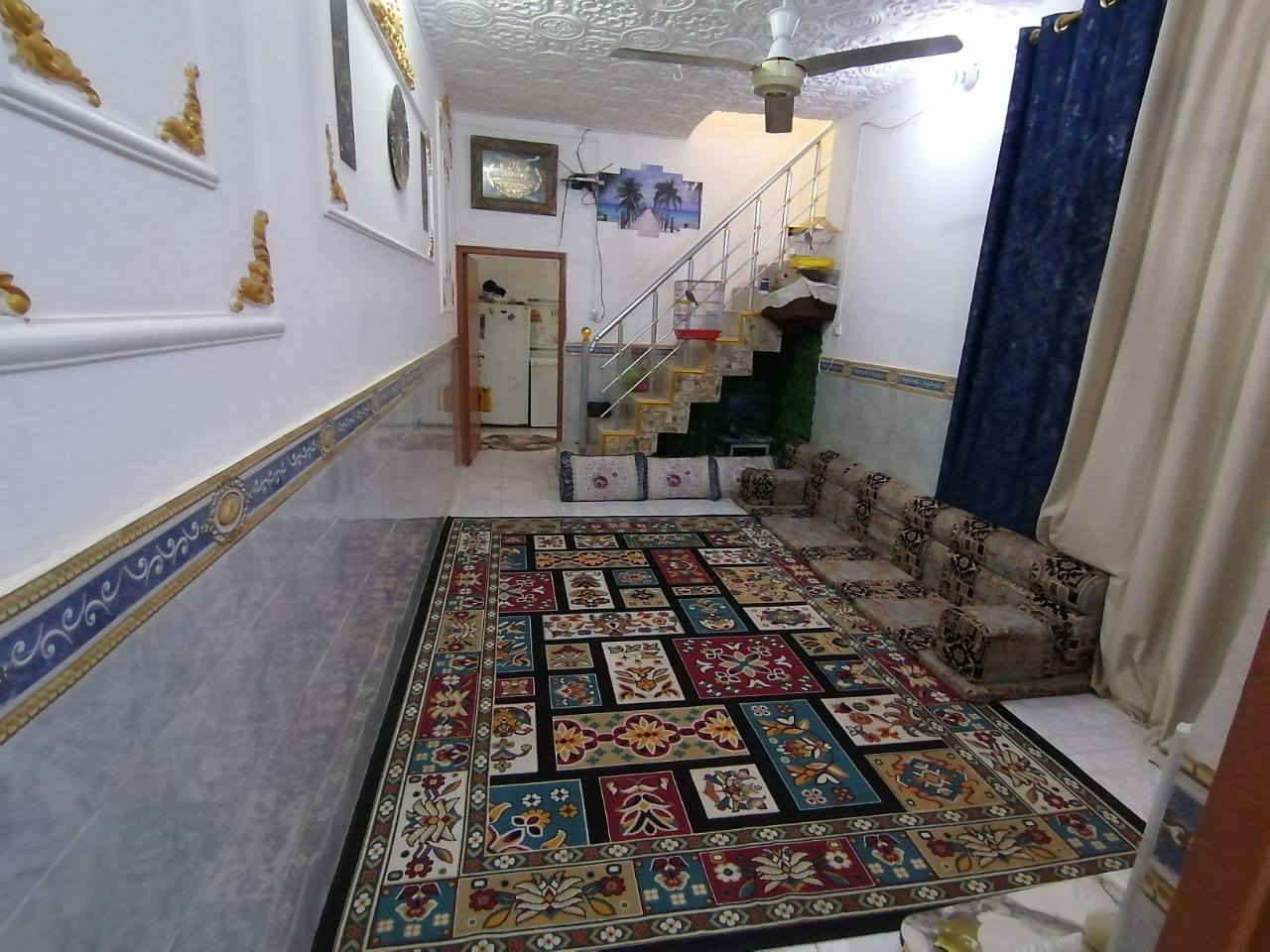 السلام عليكم دار للبيع 100 متر طابقين صاله ومطبخ واستقبال 3 غرف نوم ومجاميع صحية عدد 3 شارع 12 كوفه حي ميسان نهاية شارع الكيات  للأستفسار ***********
