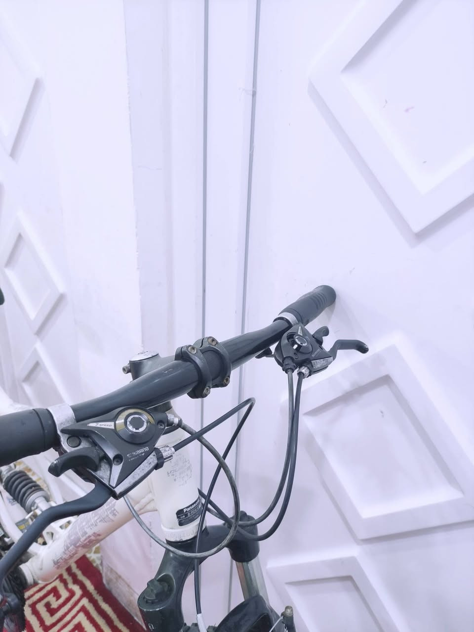 السلام عليكم
دراجة (دبلين) دبلات #فئة_جبلي ماركة #Panasonic العالمية

ماركة غنية عن التعريف صنع ياباني اصلي اورجنال JAPAN🇯🇵

الدراجة قياس M ميديم فريم عالي وضخم فول المنيوم خفيف 

جدا وسلس وسريع...لون ابيض ثلجي مع وشومات سلڤر رصاصي 

دبلات احترافية امامي وخلفي فئة WTB جبلي اصلي اورجنال

الدبل الخلفي تحكم فتح وقفل والامامي تحكم تعيار تقويه وترخيه

سستم شيمانو كامل #Shimano بدالات السرعة 7X3 سحب دفع

بريكات سستم بروماكس #Promax شيمانو حتى الفحمات مختم

ويالة  زوم  طبقتين  مخصصة  لتحمل  الاوزان  الثقيلة  والطسات 

تايرات جبلي عريض كتان اصلية نقشة خشنة ضد البناچر والثقوب 

ستيرن رياضي نفخ المنيوم ..سرج طبي اصلي ..كمبليونات سلايت

🔴الدراجة قطعة مال حاوية غير مستخدمة داخل العراق 
     الدراجة على وضع الشركة بلاد ما بيها برغي مبدل ختم
     واحد ليبل واحد ..بدون اي نقص كاملة وجاهزة ع الاخير

المكان موصل الجانب الايسر ....السعر 250 الف (ثابت_نهايتة) 

يوجد توصيل بغداد وجميع المحافضات العراقية

رقمي ***********
