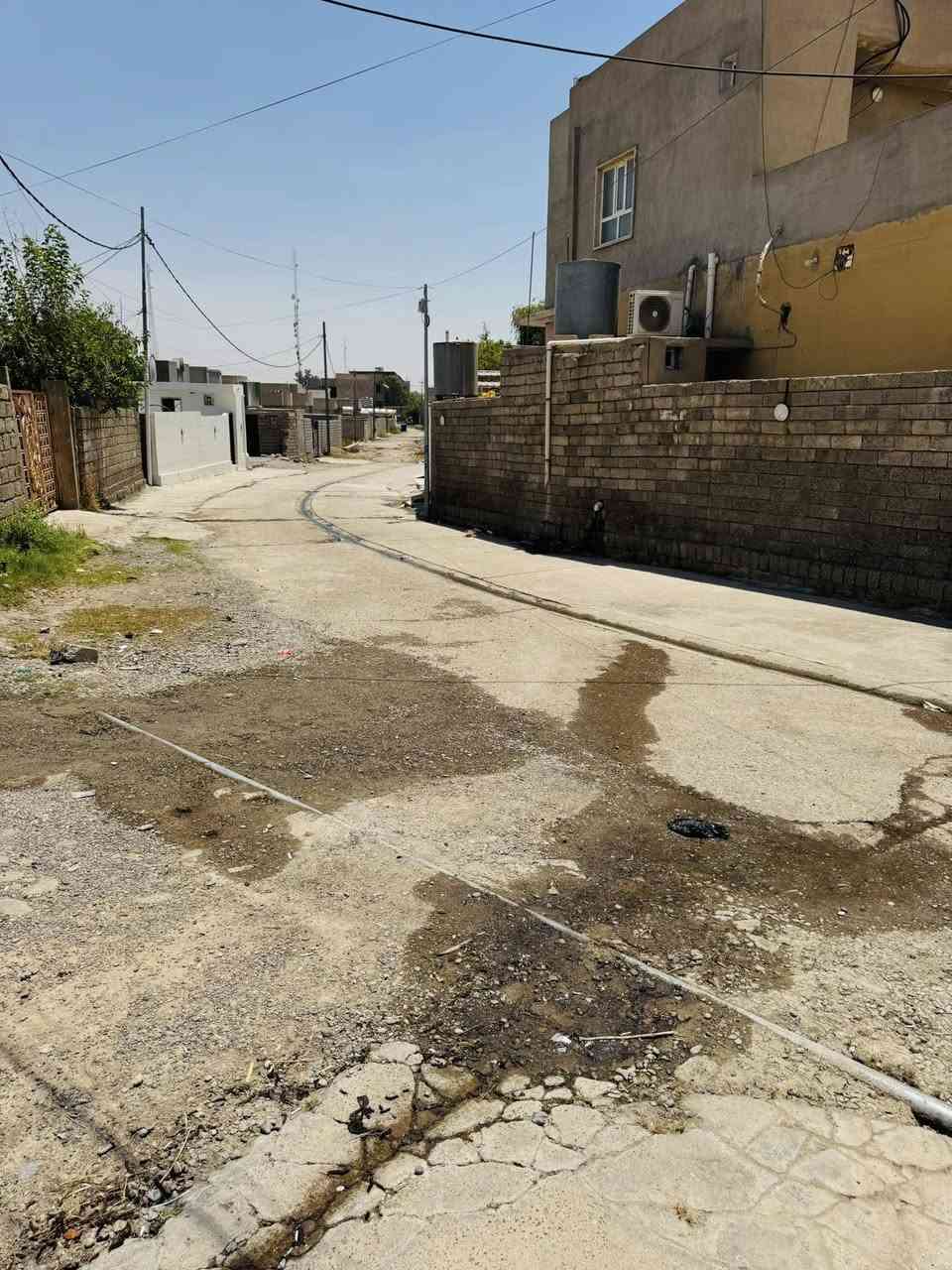 السلام عليكم
بيت للبيع المساحة ٢٣٠بناء 
يتكون من ثلاث غرف نوم عد هوال ٢
صحيات داخلي ربعة مطبخ حاروبارد
العنوان القيارة السوسه قرب السوق 
المساحة الكلي٦٠٠متر
***********
