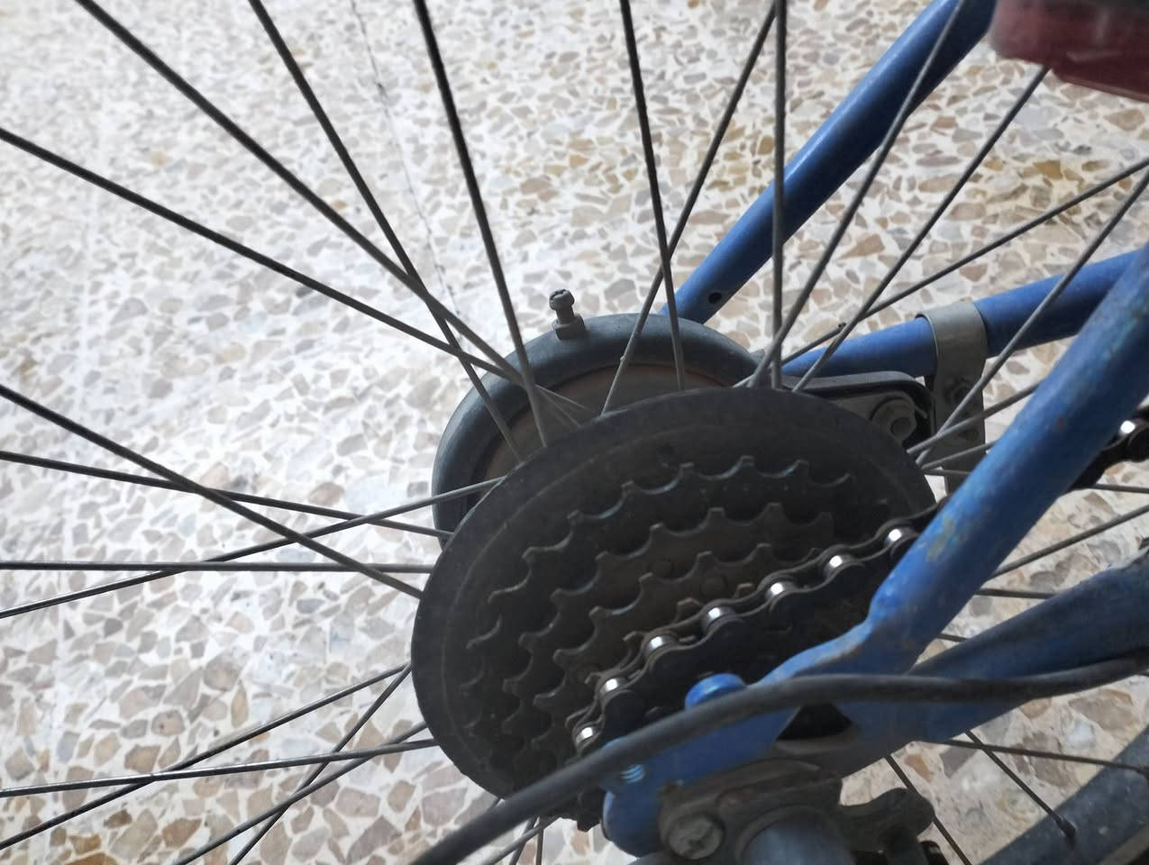 سلام وعليكم عندي بايسكل للبيع 
حجم 24
العيب البي فقط تاير وحده بيها سوفان 
شغال سته كير 
مابي كل شي 
السعر 50 وبي مجال 
للاستفسار الاتصال على هاذا الرقم 
***********
