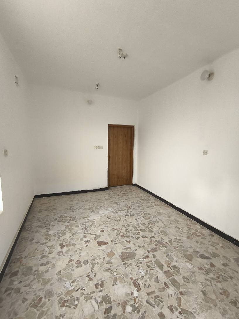 دار 100م حي الوفاء منطقة 40 خلف شارع المطار بناء شيلمان نظيف كاشي وسيراميك يتكون من غرفه وصاله ومطبخ واستقبال وصحيات السعر 115 بي مجال 
للاستفسار اكثر اتصل ***********
