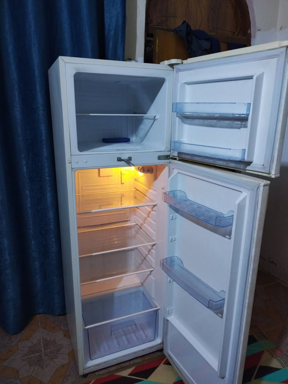 ثلاجه جديده حجم 16 للبيع السعر 175 بعقوبه التحرير الرقم ***********
