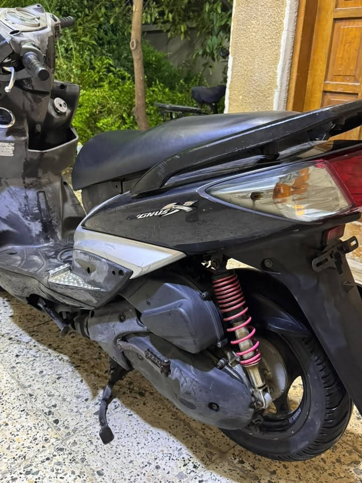 السلام عليكم شباب سكنس فحل نوزل المكينه مكفوله وناعمه وفول نضافه لكفرات 80‎%‎ مبيها كسور فقط شخوط 
دهن يورل لو موتل ماادير غيرهن بانزين محسن والدراجة خير من الله 
مكاني كراده سعرها 900 وبيها مجال 
***********
