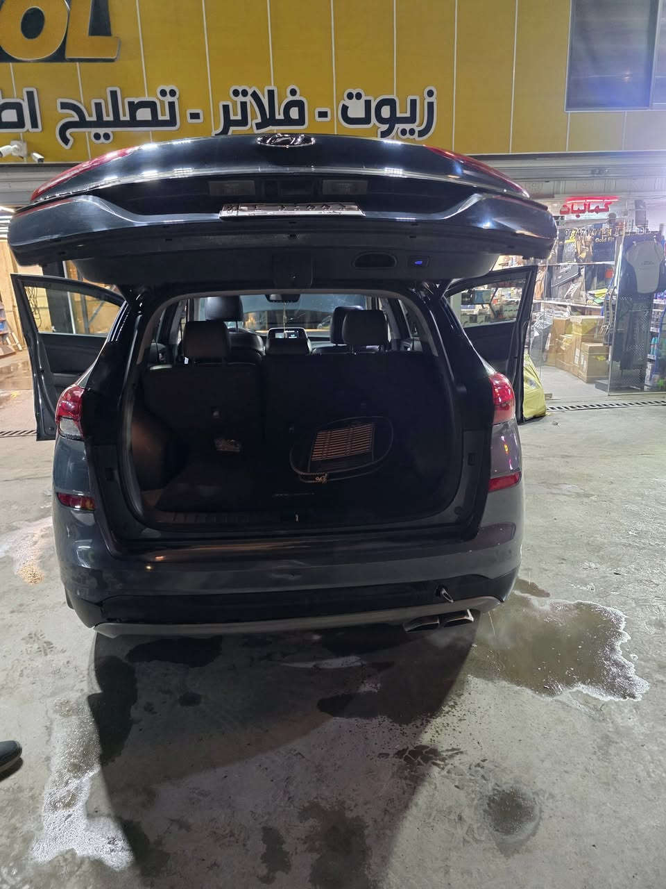 السلام عليكم اخوان توكسان وارد امريكي محرك ٢٤٠٠ بدون حادث بدون صبغ بدون ايرباك فقط دعاميات السياره فول مواصفات كشنات جلد وكهرباء بانوراما كشنات تدفئه وتبريد صندوق كهرباء ٥ كاميرات هوايه مواصفات بيهه رقمهه بغداد السعر ١٩٠ وبيهه مجال  مكانهه السيديه ***********
