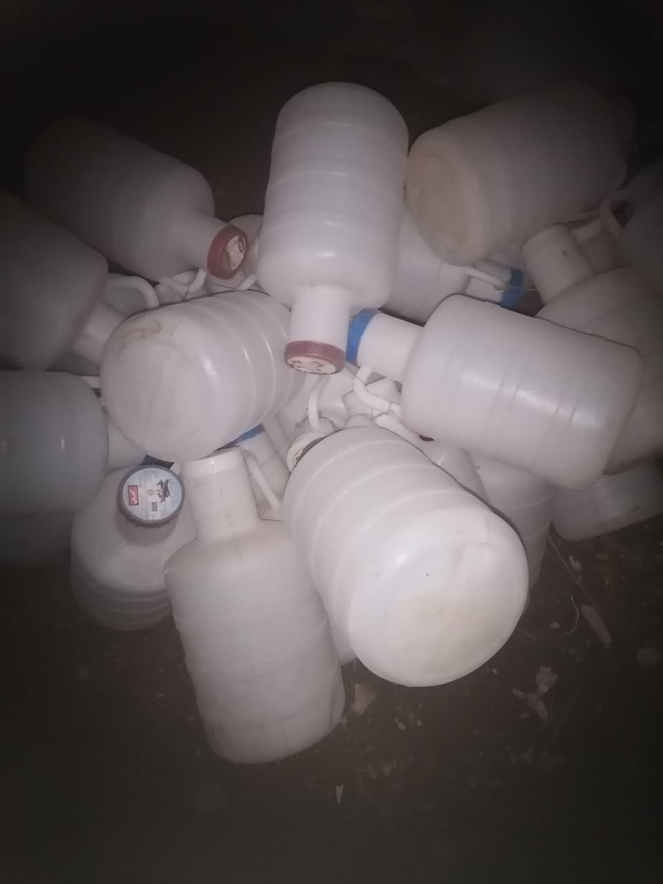 دبات للبيع عدد ٣٥ كلشي يتخله بيهن الشراي يجي خاص ***********
