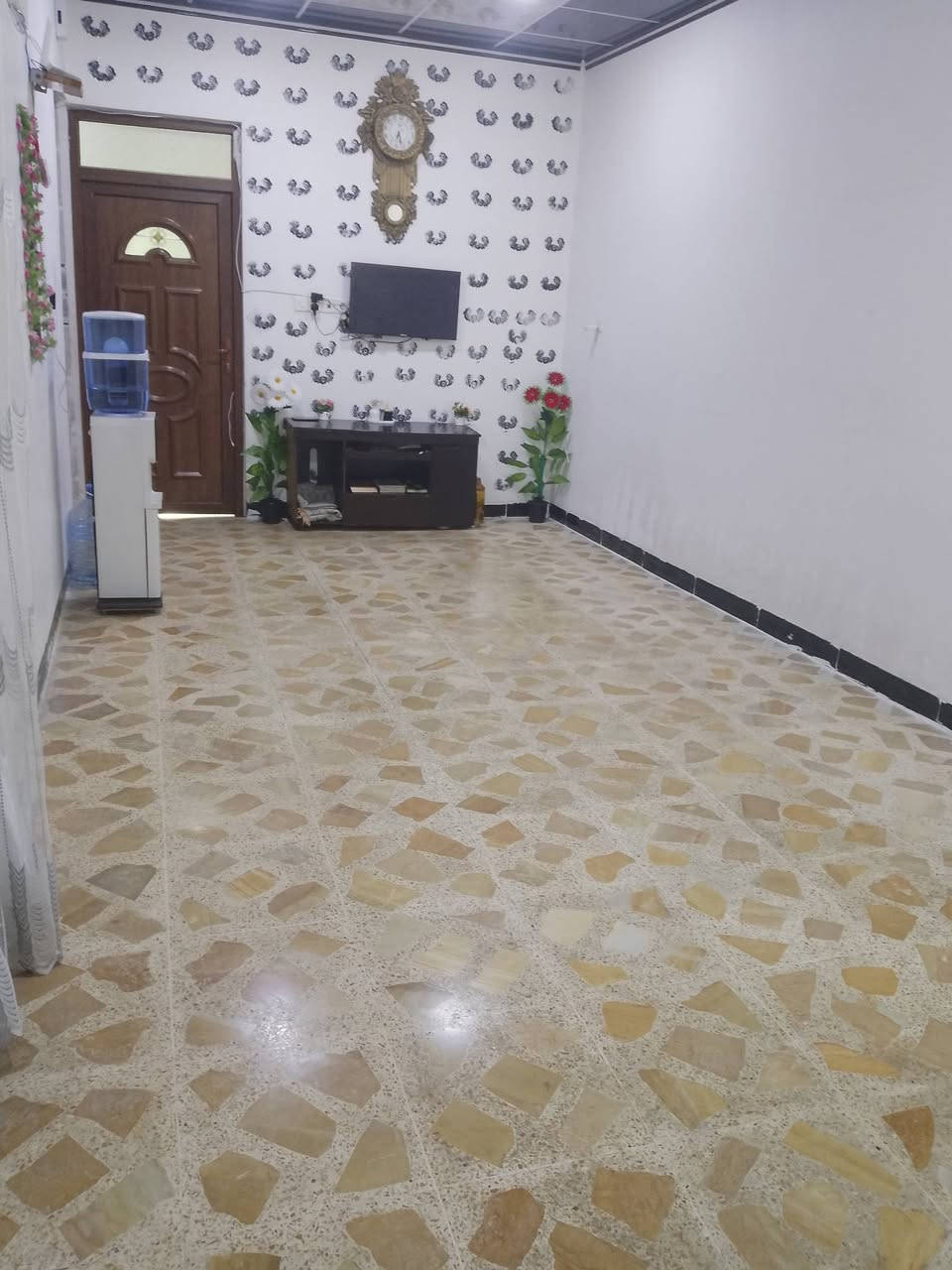 بيت للبيع  في حي الميثاق
106متر - طابقين غرفتين فوق +وغرفتين جوا + وهول+ وصحيات فوق وجوا + ومطبخ +وترك 

البيت نضيف وبناء جديد2025

السعر ١٥٠ وبي مجال

***********
