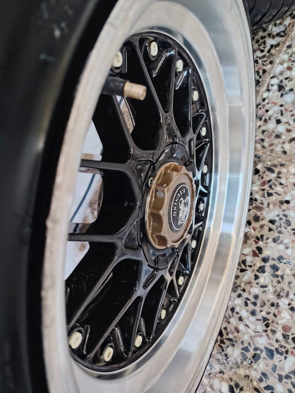 للبيع حجم 16 بي واحد مصلح نصليح بسيط  تايرات جدا نضيفه  السعر 325  توسايز  مكاني بغداد الحسينيه ***********  كلكم تعرفون السعر مابته
