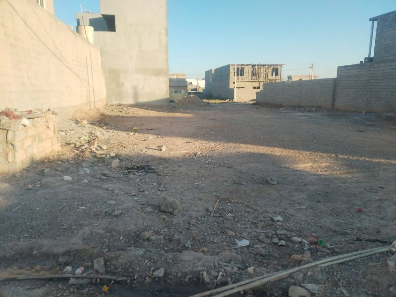 سلام عليكم قطعه ارض للبيع 200 متر بل معسكر تبليط مي كهرباء وصلها الشراي يخابر ***********
