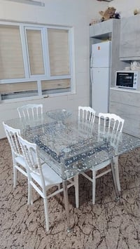 طاولة سفرة • زجاجية • ٥ كراسي بلاستيك