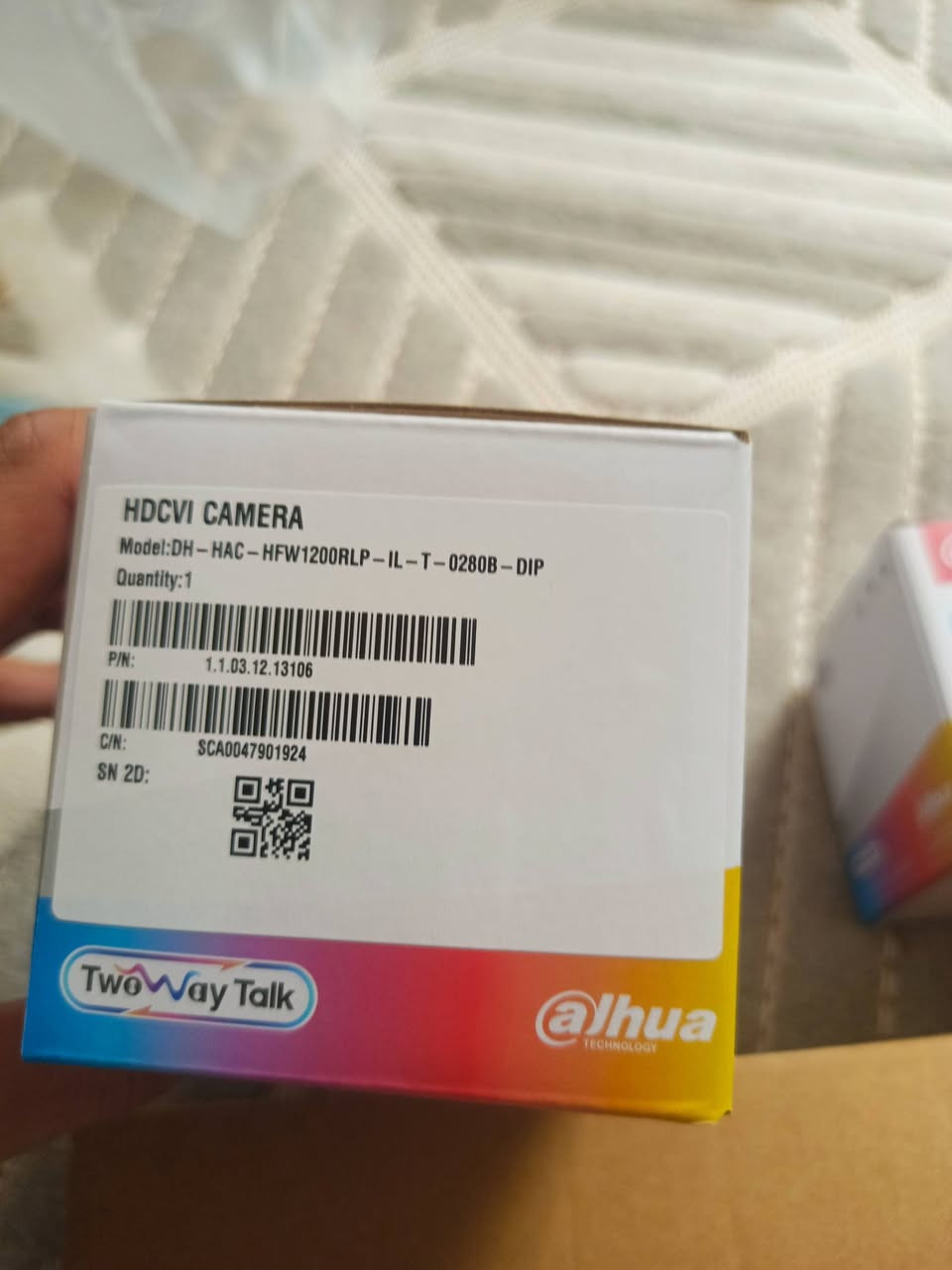 :📢 . سلام عليكم اشتريت منظومة كاميرات كاملة من شركة داهوا المعروفة وهاي صورة الكارتونة كدامكم بالمنشور. استخدمت اللي أحتاجه وبقى عندي كامرتين زايدات ما شديتهم أصلاً، بعدهم جديدات بغلاف الشركة وبالباكيت مالتهم وما مفتوحات نهائياً  وياهم بوكس وبيهم ضمان سنة من شركة موجود وصل  و مكاني النجف . ، بالإضافة إلى الكيبلات مالتهم الأصلية بطول 15 متر، يعني حاجة كاملة مكملة وجاهزة للشد فوراً.🔍 تفاصيل ومواصفات الكاميرات:الشركة المصنعة: داهوا الغنية عن التعريف بالمتانة والأمان.نوع المنظومة: HDCVI من جيل الذكاء الاصطناعي الحديث.جودة الصورة: تصفية عالية وصورة واضحة جداً تكشفلك كل التفاصيل بالنهار وبالليل بدقة فول إتش دي [1.1.10، 1.2.6].🧠 مميزات وتكنولوجيا الكاميرات:نظام Wiz Sense الذكي:هذا النظام مو مثل الكاميرات القديمة تظل تدز تنبيهات على كل ركضة بزونة أو حركة شجرة. نظام الذكاء الاصطناعي بيه خاصية تفهم وتميز حركة البشر والسيارات فقط [1.1.2، 1.1.7]، يعني من يجيك تنبيه تأكد اكو حركة حقيقية ومهمة يم بيتك أو محلك وبنفس الوقت يوفر بمساحة التخزين بالهارد [1.2.4، 1.3.4].خاصية الصوت المتبادل والتحدث الشامل:هاي الميزة تخليك مو بس تشوف، تكدر تسمع وتحچي بنفس الوقت. والأحلى من هذا تكدر تحچي ويا الشخص المقابل وتسمعه مباشرة من خلال الموبايل وأنت برا، أو من خلال الشاشة المربوطة بالمنظومة داخل البيت أو المحل يعني التحكم كامل من الشاشة ومن التلفون. .🛡️ الضمان والملحقات:الضمان: بيهم ضمان لمدة سنة كاملة من شركة الفصول الاربعة، وصورة وصل الشراء الرسمي موجودة وادزها للشراي على خاص راسلوني خاص او على واتساب افضل رقمي ***********
