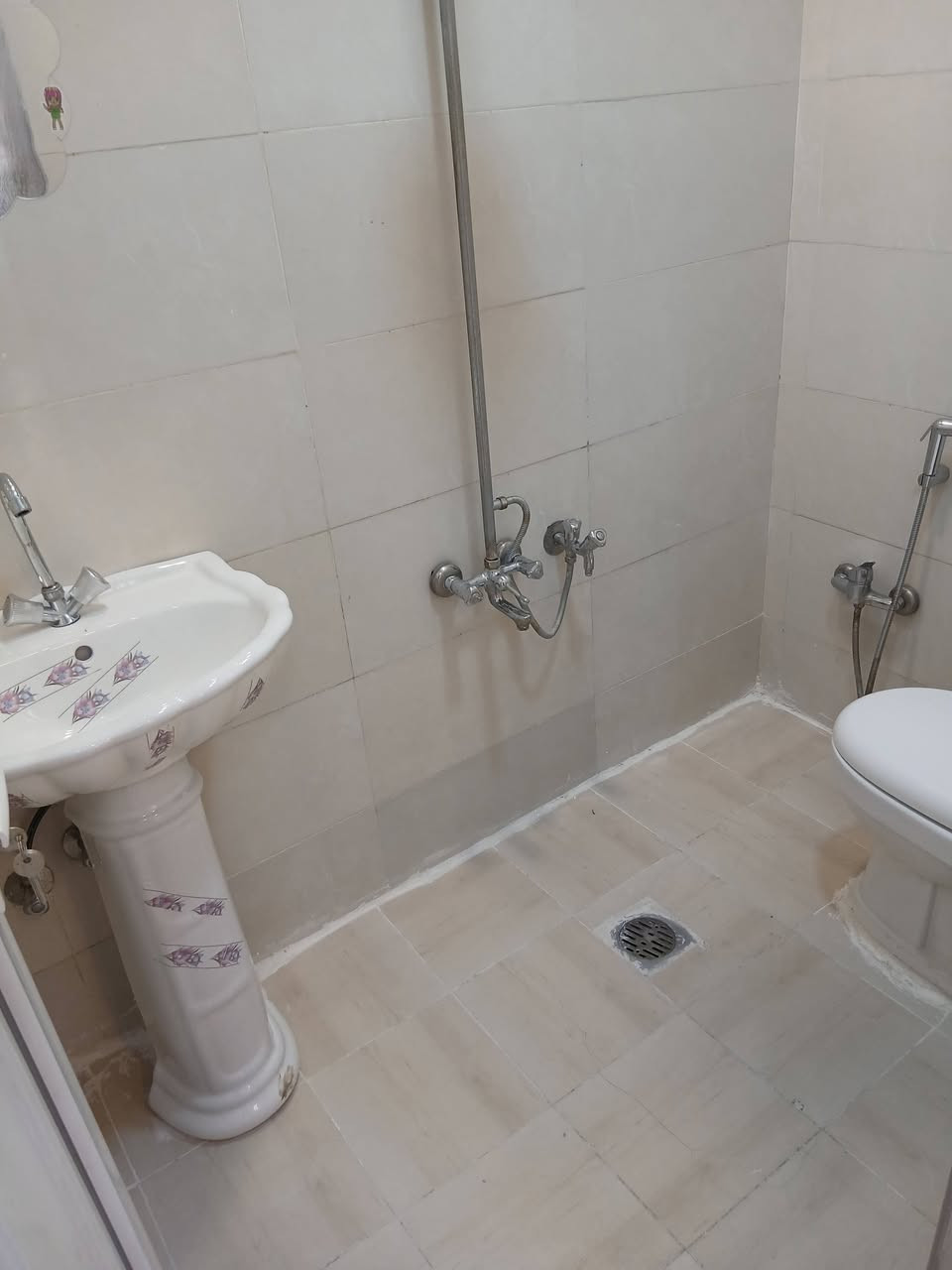 دار زراعي حديث زيرو للبيع سند ٢٥  منطقة السبع ابكار مقابيل مركز شرطة الصليخ  بصف جامع الحجية المساحة ٤٠ متر الواجهة ٤ متر ثلث طوابق يحتوي من استقبال ومطبخ وثلث غرف نوم وحمام عدد ٢ ومنور وبيتونة وسطح والمنطقة خدمات كاملة عرض شارع ٩ متر والبيت فارغ جاهز للسكن وقريب على الشارع العام الاستفسار( *********** )
