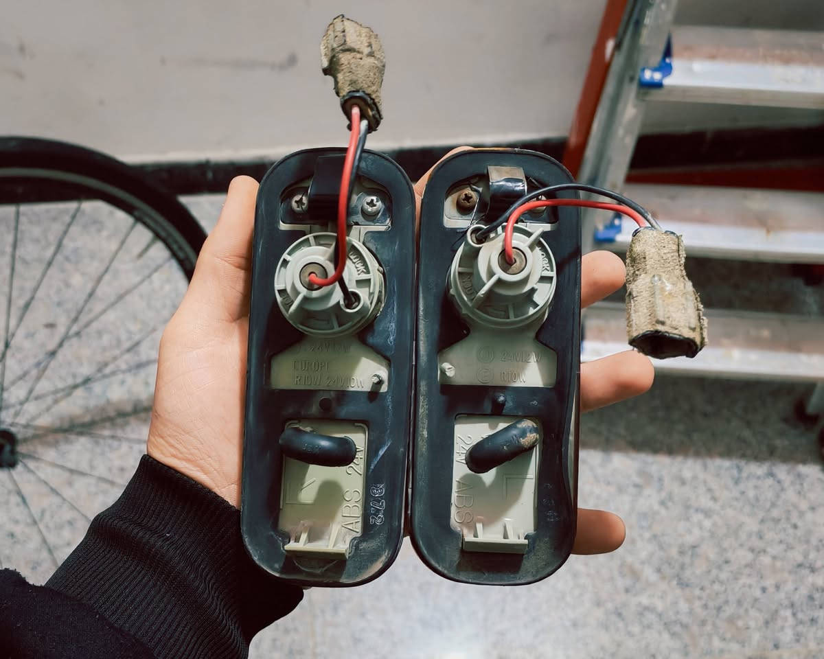 فلنجات عدد 2 مال كنتر نضيفات موؤسسه وروط ستيرن بيه عواج خفيف وعندي دعاميه خلفيه مال هينو أو فوزه حديد ودعاميه اماميه مال فوزه واشاره جانبيه مال ميتسيبوشي فوسه يسره بلادي اصليه وبلوجكتر مال دعاميه اصليات ياباني ومسجل مال ميتسيبوشي أو هينو يرهم وهورن إيطالي جديد هواء العنوان بغداد العبيدي للاستفسار***********
