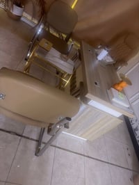 ميز ٢ • كرسي دوار ٢ • كرسي ثابت ٤