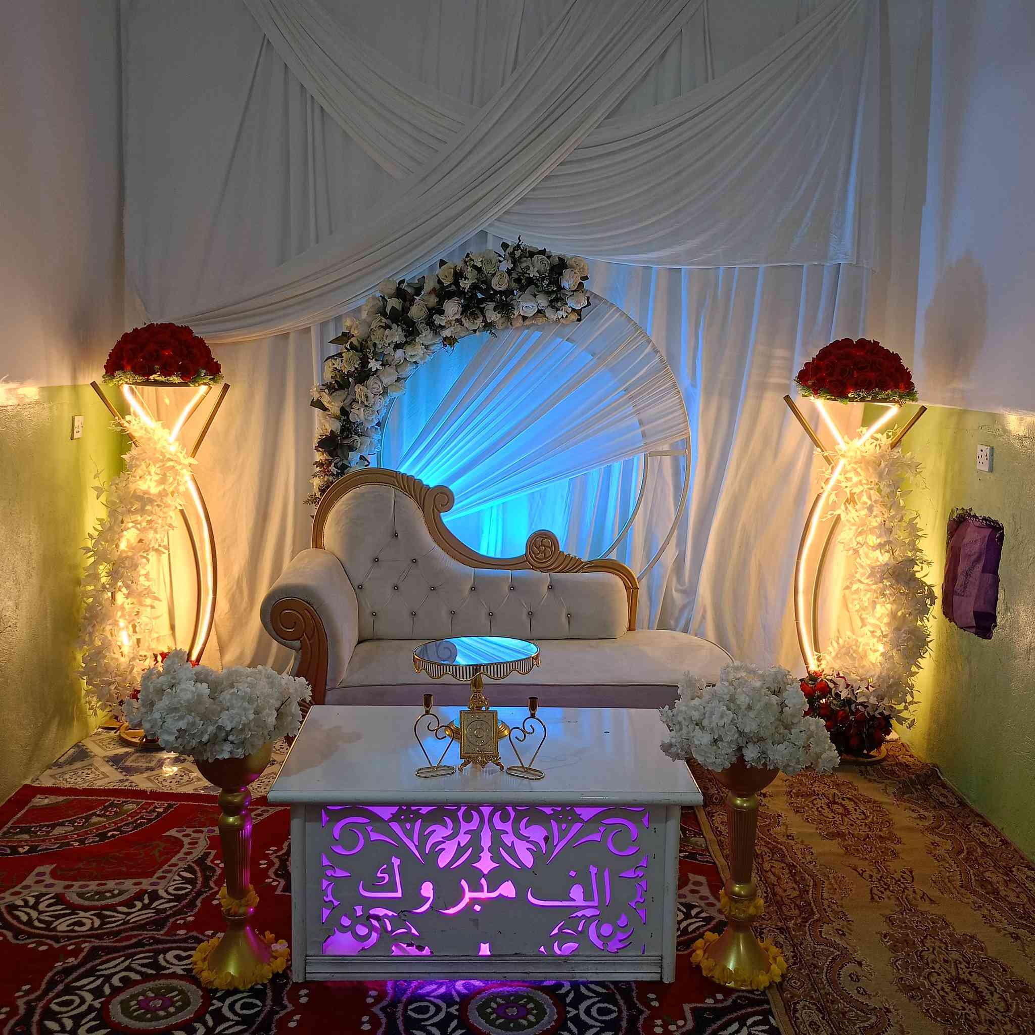 مجمع الحسنين لتاجير كوشات الأعراس تزين سيارات الأعراس باجمل الموديلات كافه اللوان حسب الطلب والديجي والات الطبل  والجوادر الخطوبه بلون الاحمر والابيض ومختلف الارضيه حسب الطلب المسيب حي العسكري للاستفسار *********** مع خدمه  توصيل وتدللون الف الف مبروك انشا الله حيات سعيده
