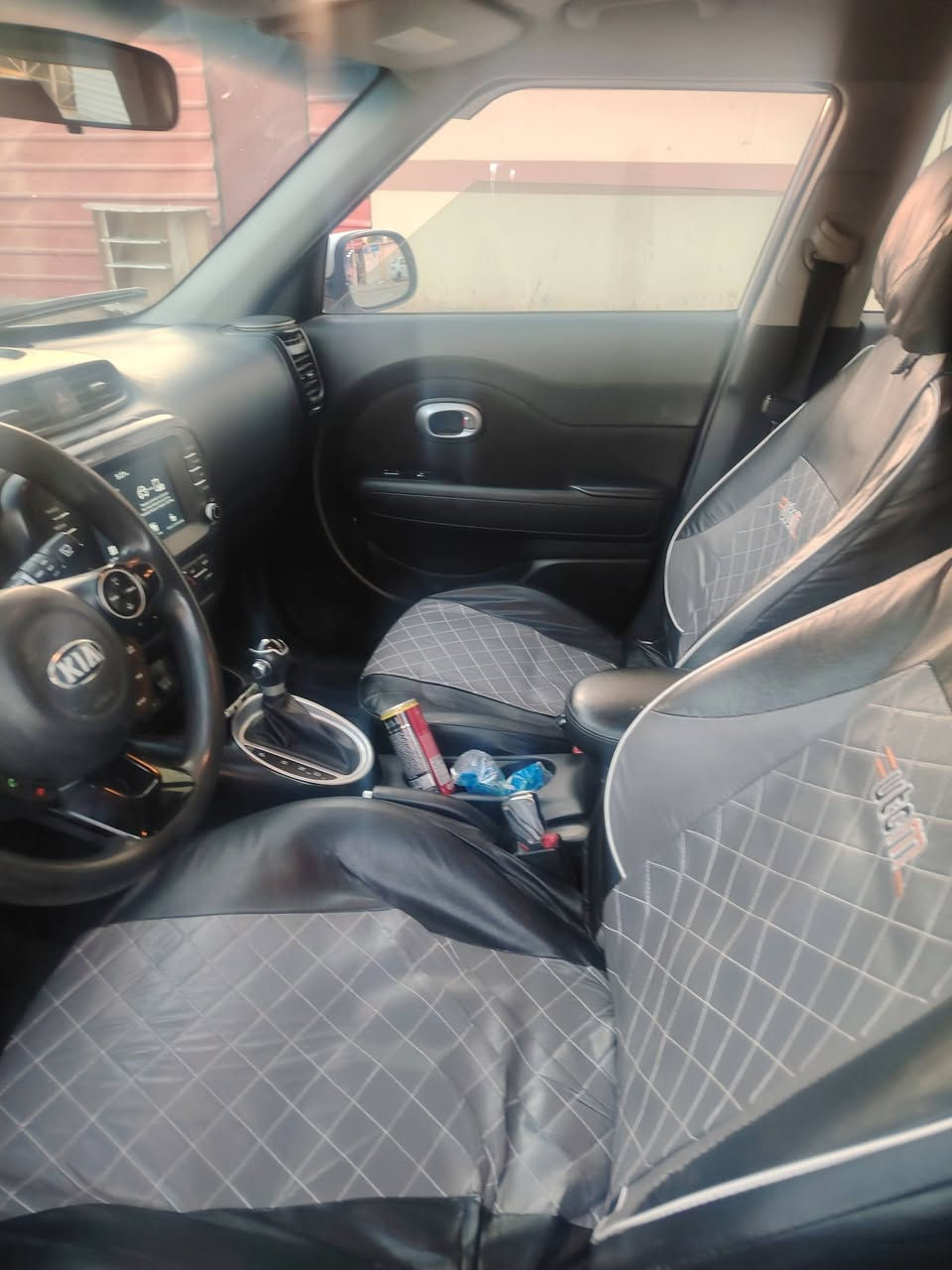 السلام عليكم سياره كيا صول للبيع موديل ٢٠١٨ ابيض بها جاملخ امامي سايق وسكن مع بونيد صبغ مع شبر بلباب سكن صبخ ومكينه مفتوح حجم ٢٠  سعره ١١٥ وبها مجال اتصال برقم *********** رقم سياره سليمانيه
