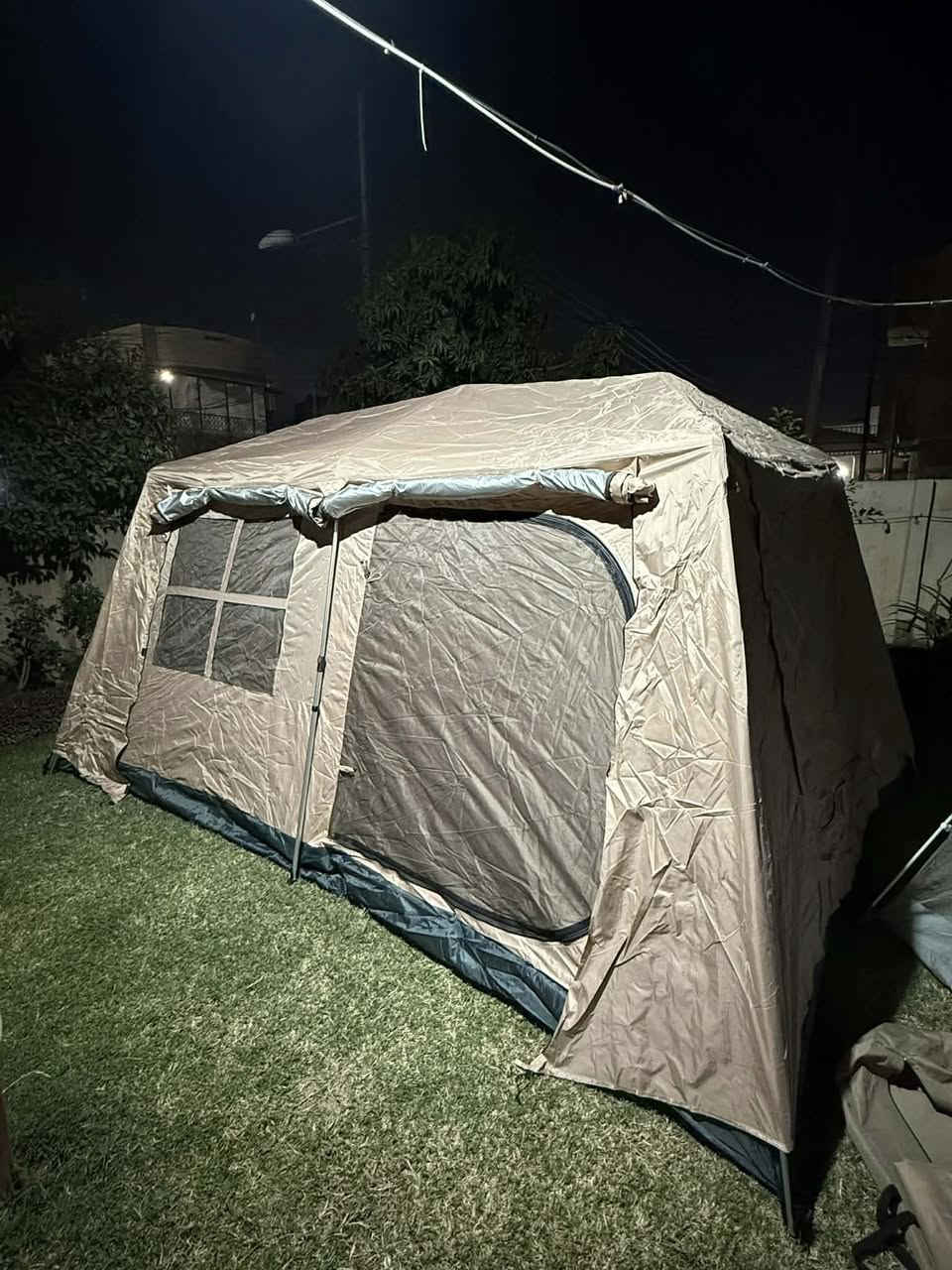 السلام عليكم خيمة من ماركة سونوتو  Sonuto Village 13-Ridge Automatic Tent، وهي خيمة تخييم أوتوماتيكية كبيرة مصممة للعائلات تناسب الرحلات والتخييم وتتميز بمساحة داخلية واسعة تبلغ 13 متراً مربعاً. سهلة النصب جدا ومقاومة للماء وتعتبر خيمة لاربع فصول 
المواصفات الرئيسية
التصميم الداخلي: تتكون الخيمة من غرفة نوم وصالة معيشة واحدة.
السعة: تتسع الخيمة لعدد  8 أشخاص حسب التهيئة والاستخدام.
التركيب: تتميز بآلية تركيب أوتوماتيكية سريعة تتيح نصبها في أقل من دقيقتين.
المواد والمقاومة: مصنوعة من قماش الاكسفورد والبوليستر 210D مع طلاء مقاوم للماء بنسبة تصل إلى 3000 مم، مما يجعلها مقاومة لمياه الامطار بصورة ممتازة بالإضافة إلى حماية من الأشعة فوق البنفسجية.
المميزات الإضافية: تشتمل على تصميم "Double Hall" مع مظلة ممتدة، ونوافذ شبكية من 5 جهات للتهوية، وحقيبة حمل لسهولة التنقل.
قياس الخيمة الطول ٣ متر و ٨٥ سانتمتر العرض ٢ متر و ٦٥ سانتمتر الارتفاع ١ متر و ٨٥ سانتمتر
تواصل خاص او *********** واتساب
