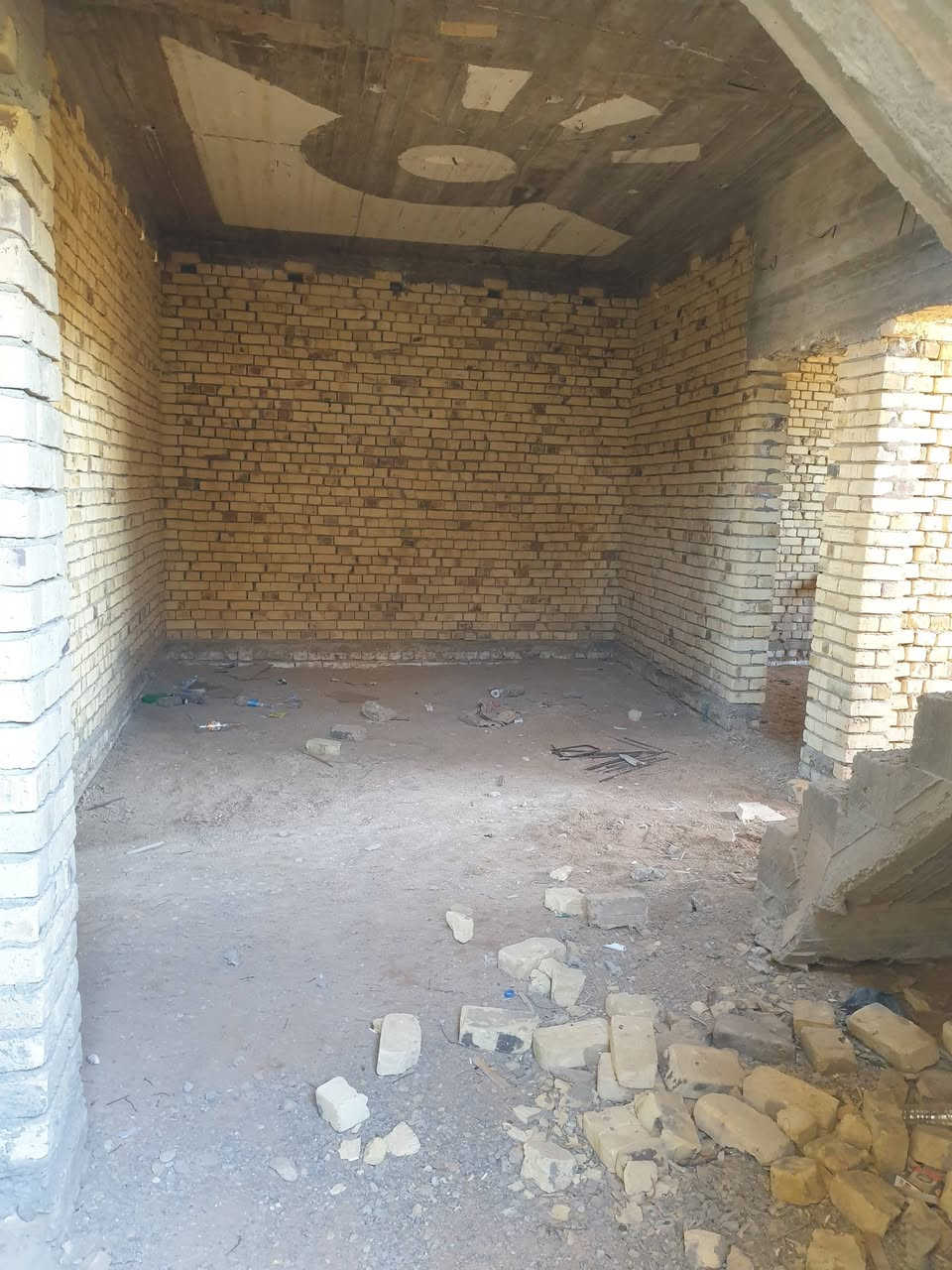 🏠 هيكل للبيع - طابقين بتصميم عصري وموقع مميز 🏠
📍 الموقع: أرض العامري - مجمع إسكان الصحة.
📐 المساحة: 200 متر مربع.
تفاصيل البناء:🔸 الطابق الأول:
• غرفتين نوم واسعة.
• هول داخلي (صالة).
• غرفة استقبال مستقلة.
• الملحقات الخدمية (مطبخ وحمام).
🔸 الطابق الثاني (نظام سويتات):
• يتكون من جناحين (سويتات عدد 2).
• ميزة التصميم: إمكانية دمج السويتات لتكون شقة واحدة واسعة، أو فصلهما تماماً للحصول على وحدتين منفصلتين (مثالي للاستثمار أو العائلات الكبيرة).
✨ المميزات:
• موقع هادئ وضمن مجمع سكني مخدوم.
• خريطة بناء حديثة تستغل كل شبر من المساحة.
• هيكل متين وجاهز لإكمال التشطيبات حسب ذوقك الشخصي.
📞 للتواصل والاستفسار:
يرجى الاتصال على الرقم: (***********)
#عقارات #للبيع #هيكل_للبيع #إسكان_الصحة #أرض_العامري #عقارات_العراق #بيت_للبيع

