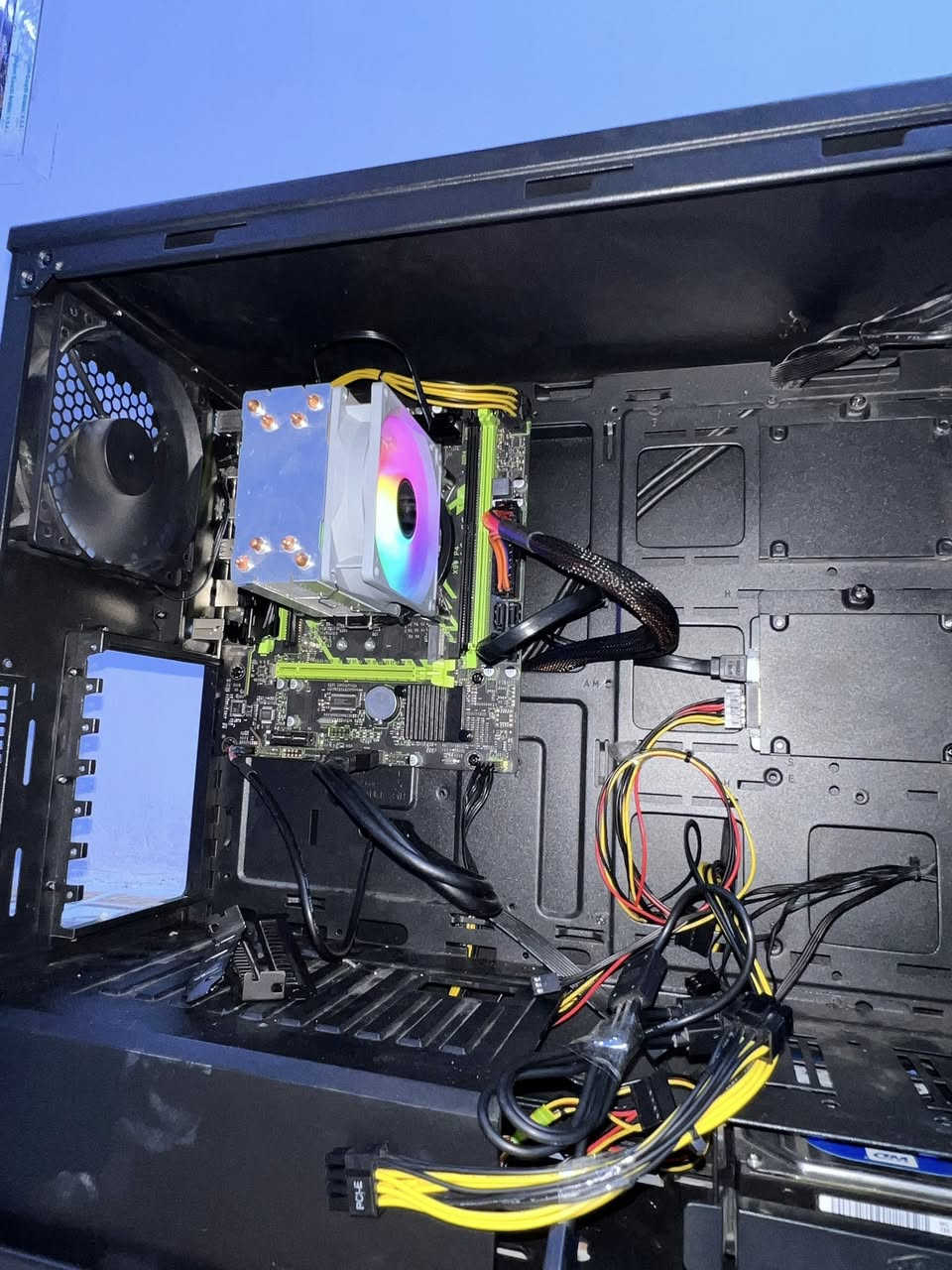 السلام عليكم تجميعة نقص كرت للبيع
المعالج xeon e5 2650V4
البورد X99 P4
الرام 8gb ddr4 2400mhz
بورسبلاي 500 واط aigo
هارد hdd 500gb
هارد SSD 128 سامسونك منصب بي ويندوز
كيس cooler master masterbox lite 5 رباعي الفانات نقص هاب ب 10/5 الف سعره
مبرد aigo تبريد ثلج فقط وحده من الاقفال مكسوره 
وتنلحم وانا مثبته ببرغي وسيم 
القطع شغالة ونظيفة والفحص امام المندوب اذا بيها خلل رجعها وي المندوب اذا راح المندوب يسقط حقك 
السعر 300 الف مع التوصيل
***********
