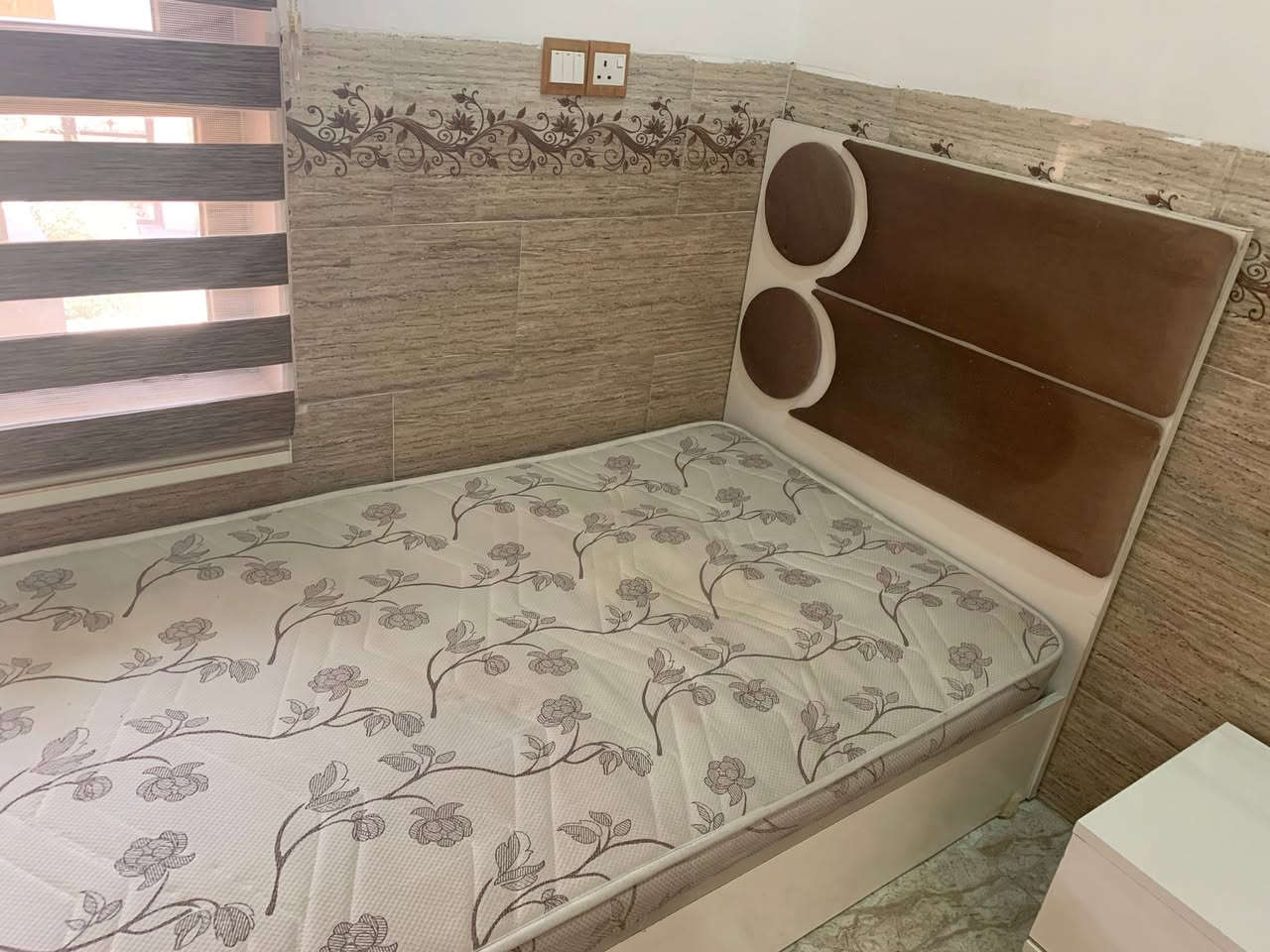 تاقم نۆمی یەک نەفەری زۆر کەم بەکارهاتووی پاکی بێ  عەیب 

کەنتۆری سڵاید: پاکە و دەرگا و سکەکانی بێ کێشەن و سووکن

سیسەم و دۆشک: دارەکەی توند و بێ کێشەیە، ئیسفنجەکەی تەندروستە و دانەکەتووە

مێز تەوالێت: چەکمەجەکانی ساغن و  و ئاوێنەکەی ڕوونە 

لەگەڵ یەک چەکمەجەی خاوێن

نرخ: ٤٨٠،٠٠٠ دینار- کەمێک مامەڵە

شوێن - هەولێر 

ژمارە: ***********
