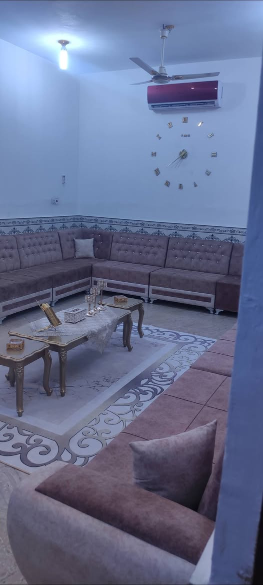 🏡 دار تجاري للبيع في البصرة – الصالحية (شارع العام)
📍 الموقع: الصالحية، على الشارع العام (شارع مبلط – مقرنص – كهرباء دفن)
📐 المساحة:
مساحة الدار: 170 متر
خلف الدار قطعة أرض: 100 متر (بباب مستقل على الفرع)
🏠 تفاصيل البناء: 🔹 طابقين – بناء حديث
الطابق الأرضي: طابوق
الطابق الثاني: فرمستون
🟢 الطابق الأرضي:
ديوان كبير (8م × 4.5م)
مطبخ كبير
صالة واسعة
غرفة كبيرة
مجمع صحيات كبير
🔵 الطابق الثاني:
4 غرف كبيرة
صالة كبيرة
✨ مناسب للاستثمار التجاري + موقع حيوي على شارع رئيسي
📞 للاستفسار: *********** البصرة, العراق
