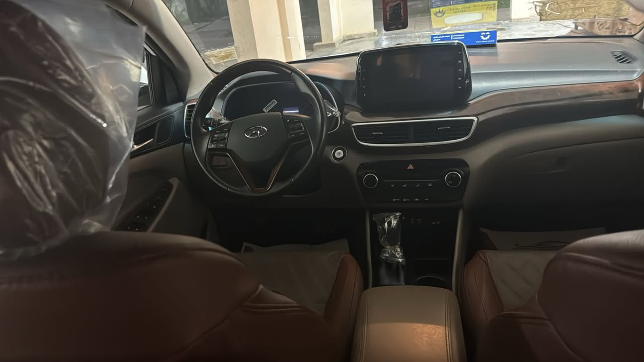 السلام عليك توسان خليجي موديل 20 للبيع سيارة حلو وجاهزه مواصفاته معروفة كشنات كهربائه عدد 2حساس خلفي امامي كامرة دوارة تخم تاير سيارة بصمة وترحيب حلوة ومابيه كل نقص حشاكم من النقص رقم بغداد محرك 2000 ملاحظة السيارة بيه تكشير بل صندوق موضح بل صور تحويل مباشر للمشتري السعر 200ورقك بيه مجال قليل حگ الجية مكان المشتل  
للاستفسار *********** حجي وسام
